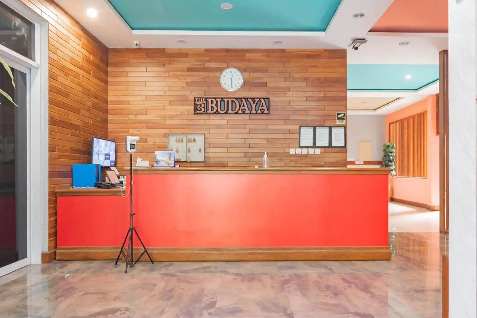 Lobby or reception in Sans Hotel Budaya Cirebon Lobby or reception in Sans Hotel Budaya Cirebon