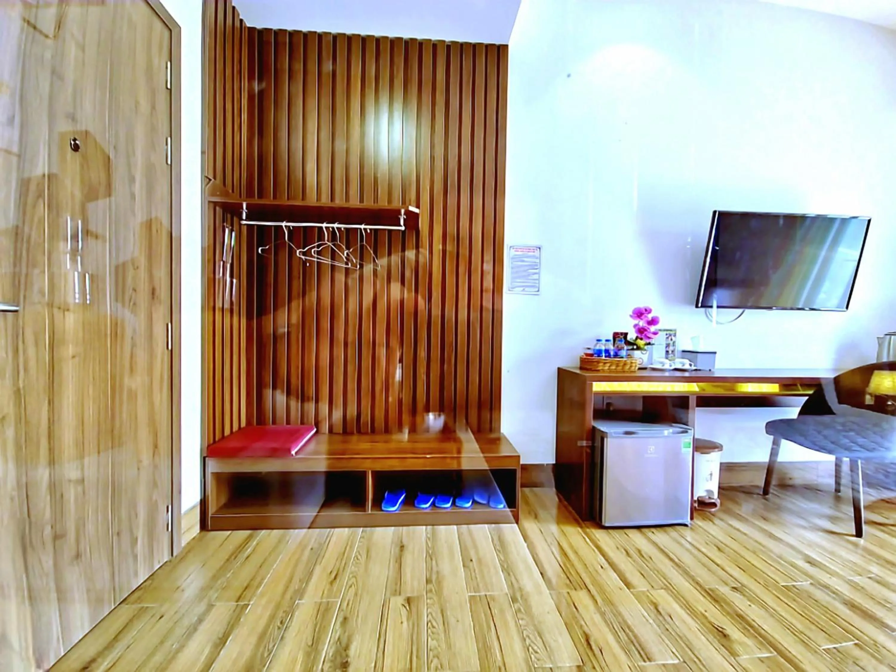 wardrobe in THƯ LÊ Hotel