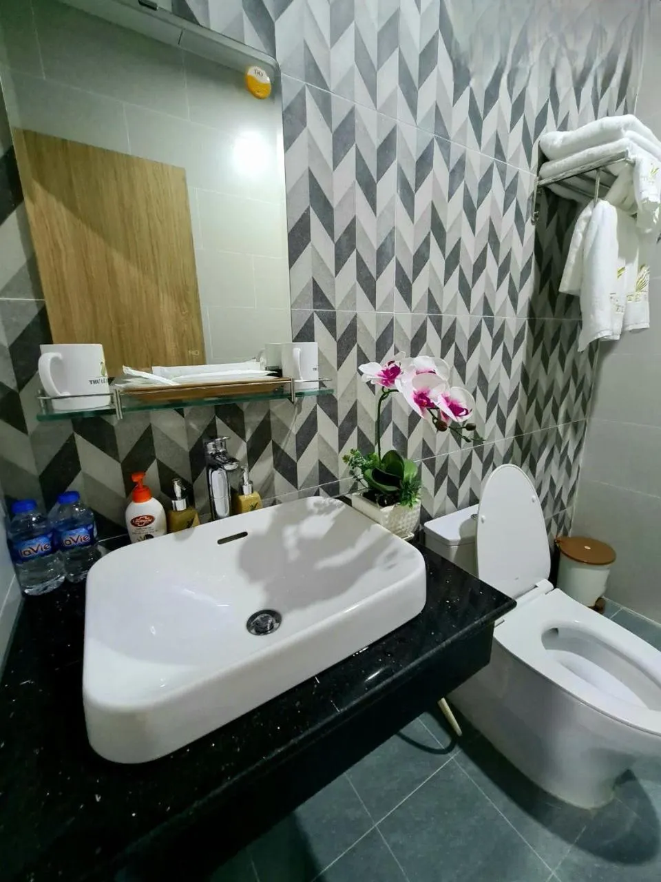 Bathroom in THƯ LÊ Hotel