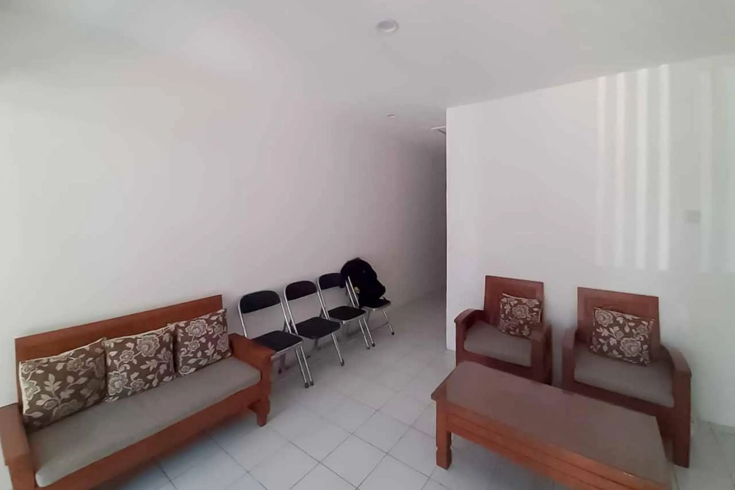 Facade/entrance in RedDoorz near Alun Alun Kota Serang Facade/entrance in RedDoorz near Alun Alun Kota Serang