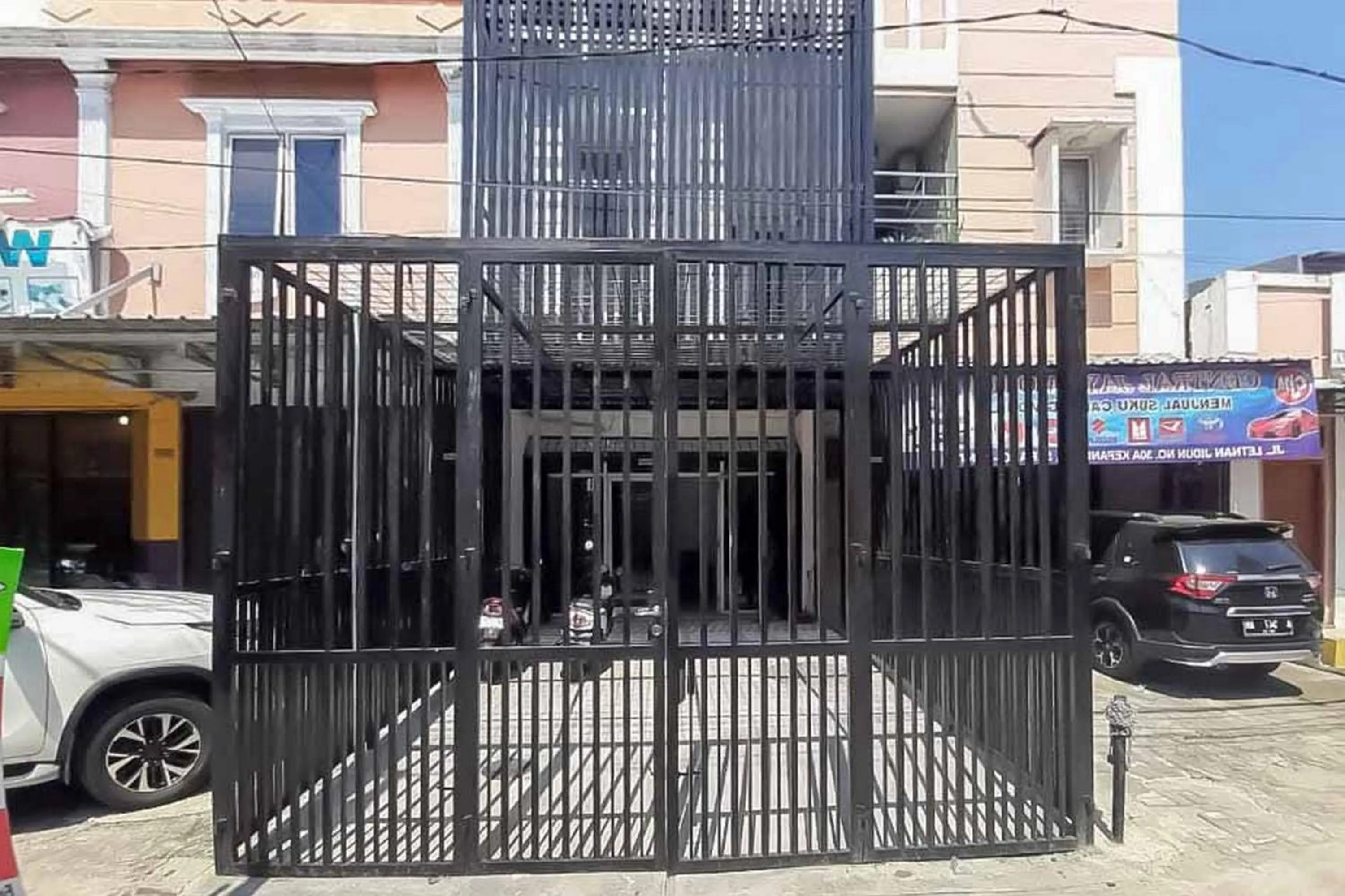 Property logo or sign in RedDoorz near Alun Alun Kota Serang