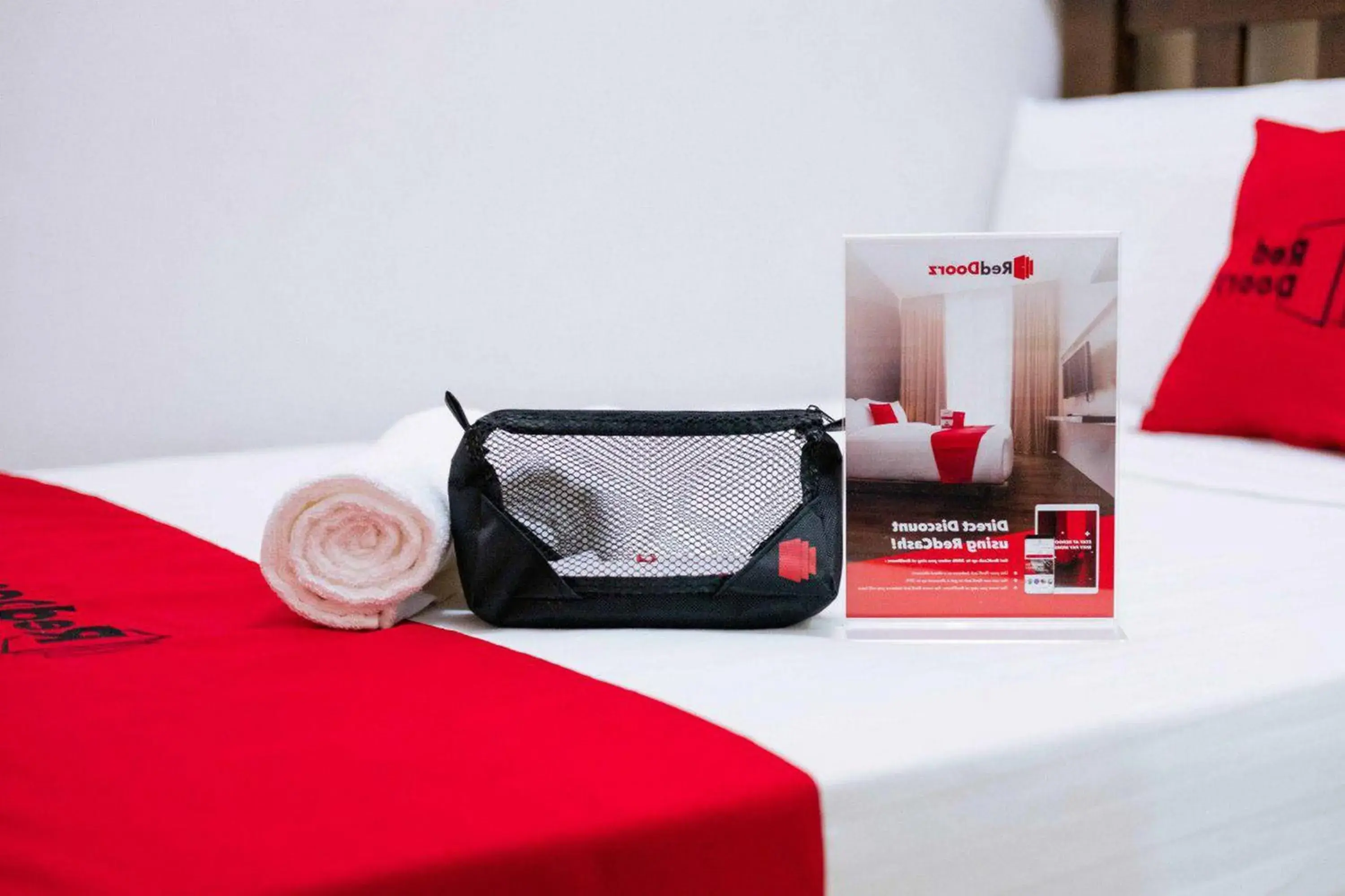 Bed in RedDoorz Resort near Darajat Garut Bed in RedDoorz Resort near Darajat Garut