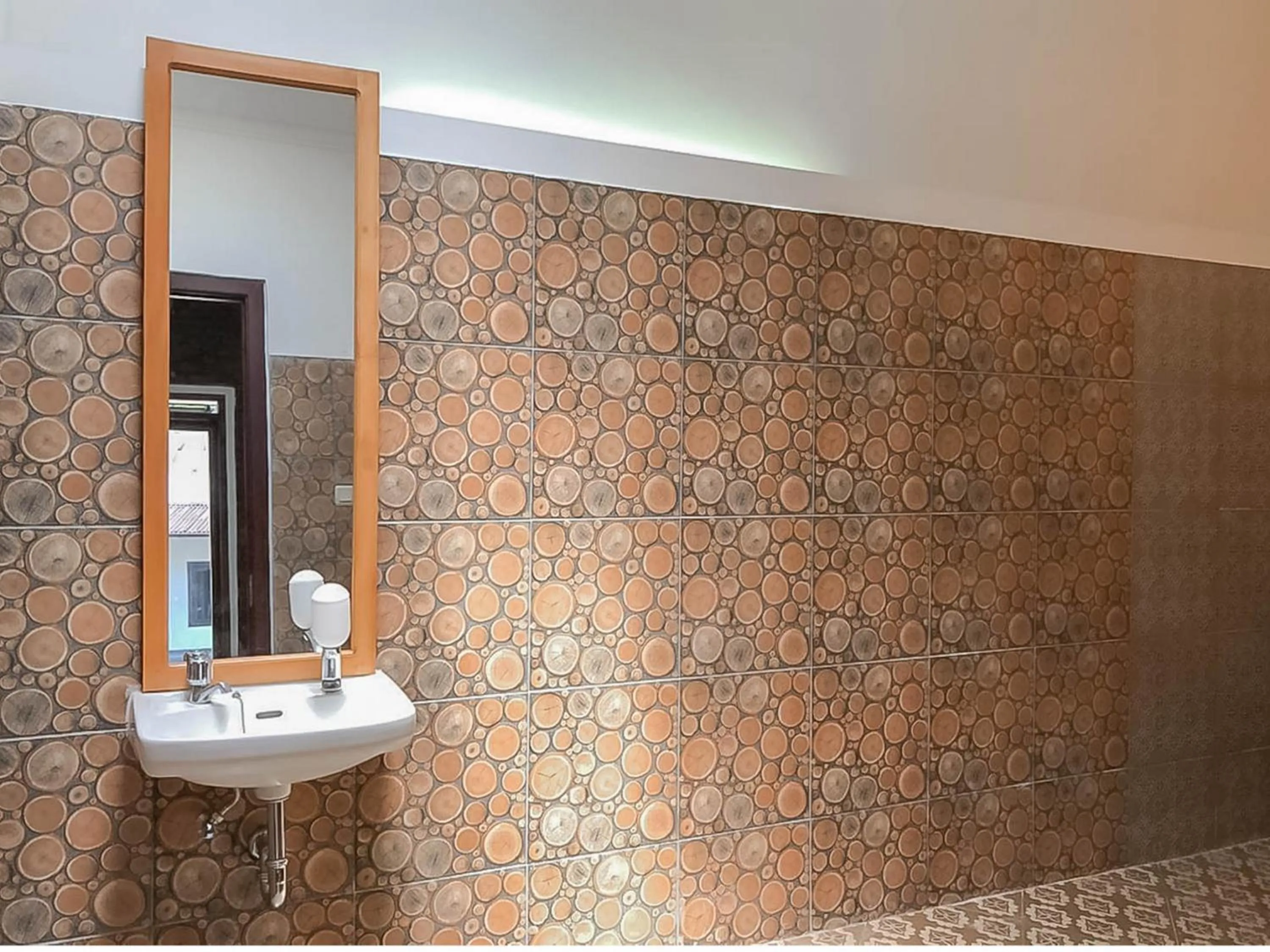 Bathroom in RedDoorz Resort near Darajat Garut