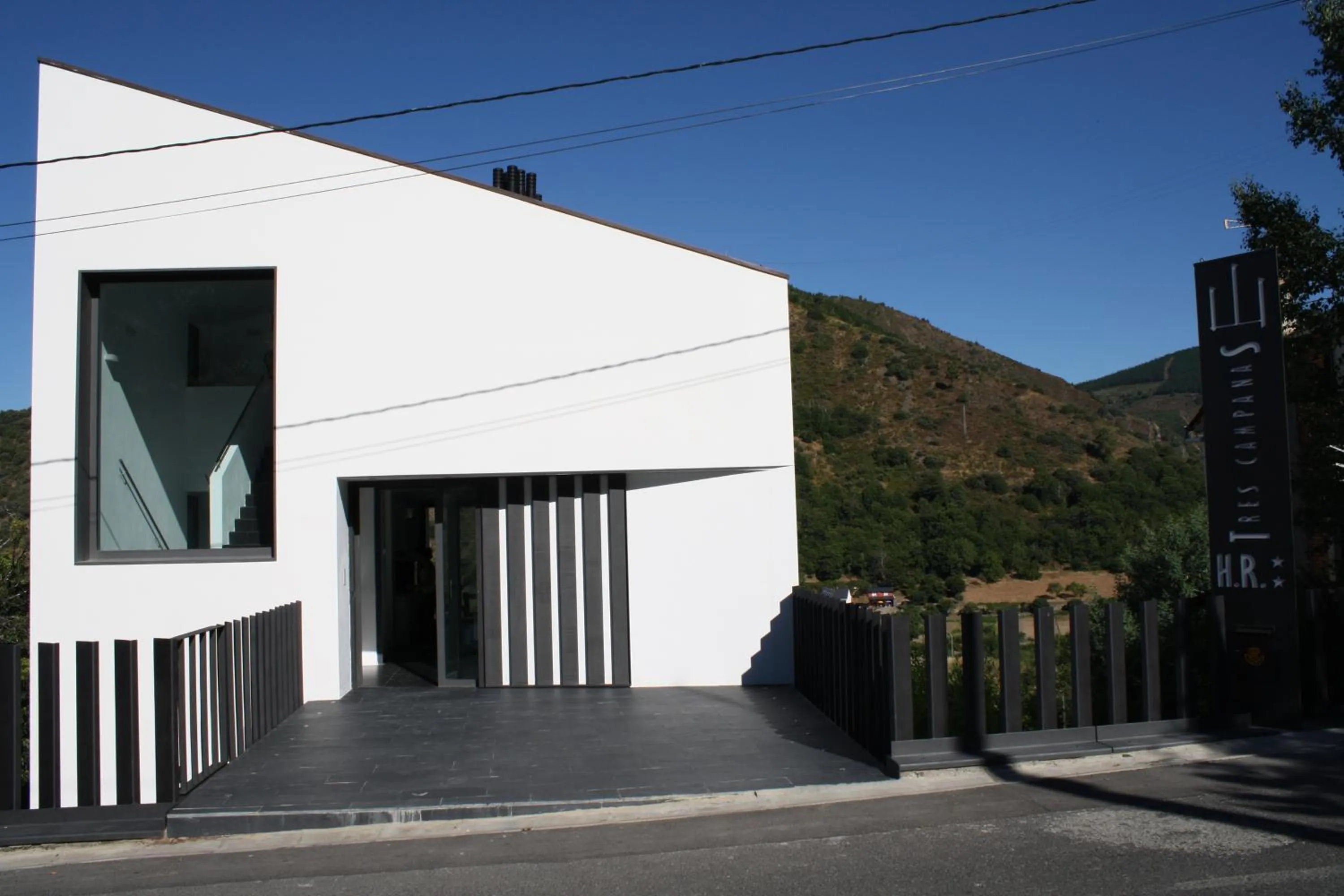 Facade/entrance in Hostal Tres Campanas