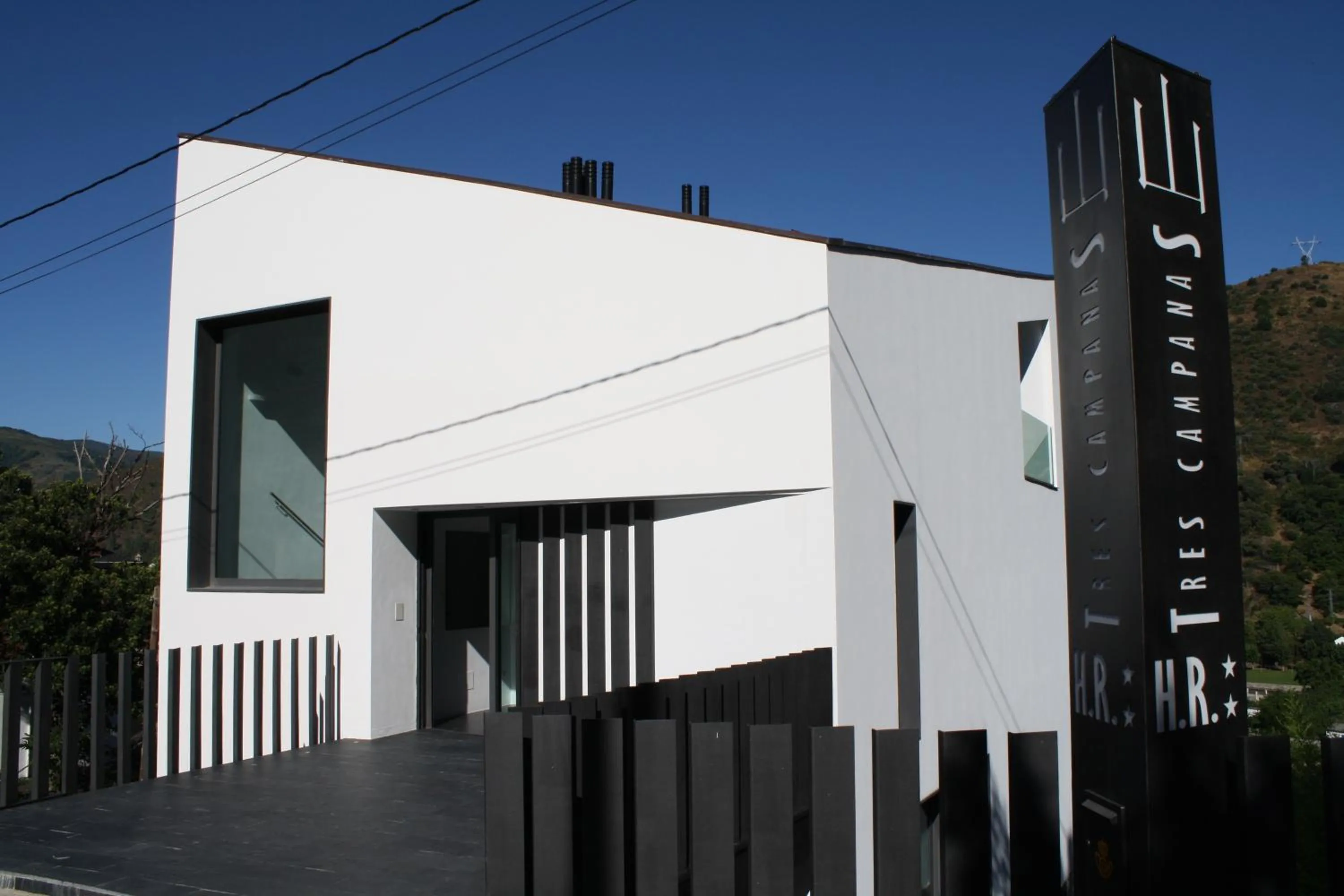 Facade/entrance in Hostal Tres Campanas
