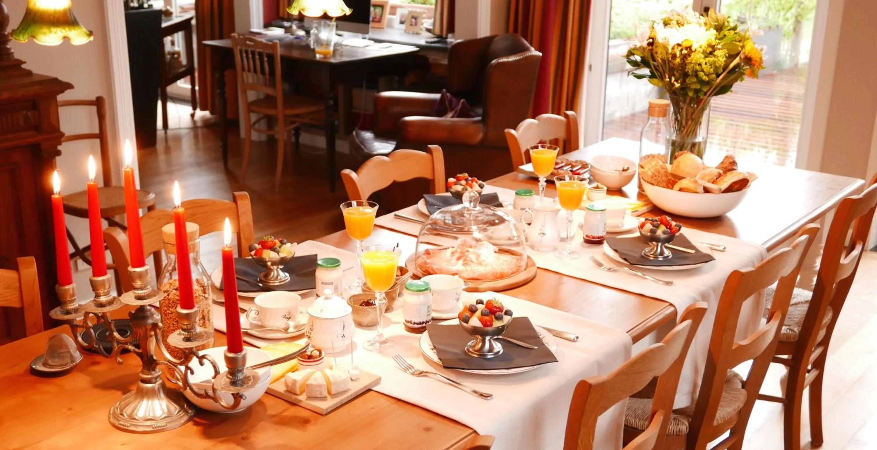 Dining area in B&B Bella en Basiel