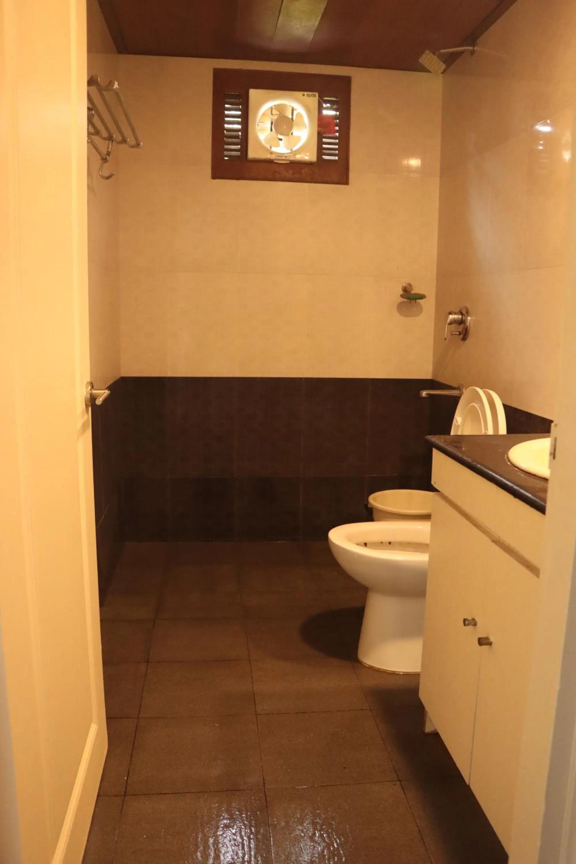 Bathroom in Fortbeach Service Apartments