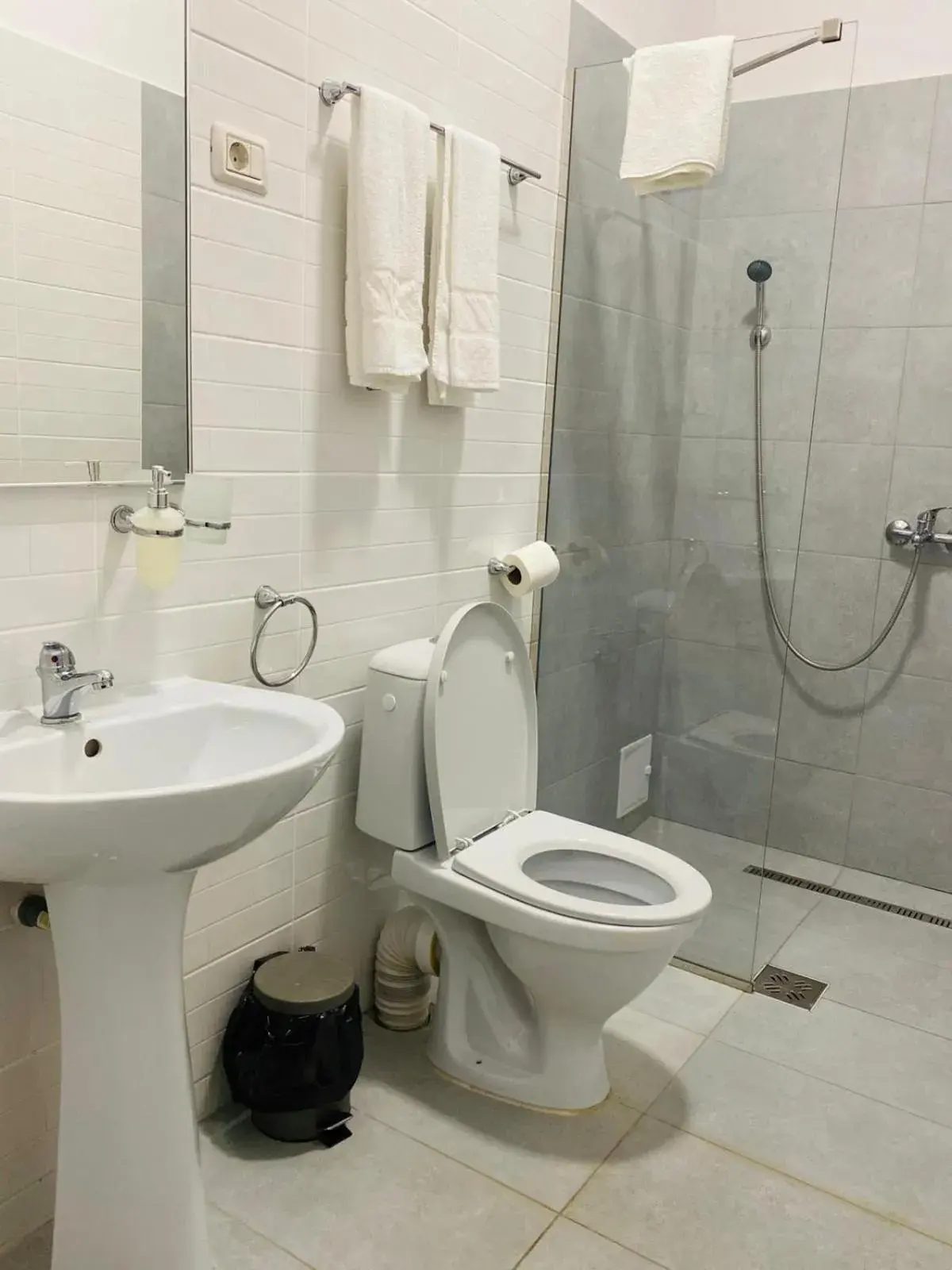 Shower in Pensiunea Urban Point Shower in Pensiunea Urban Point