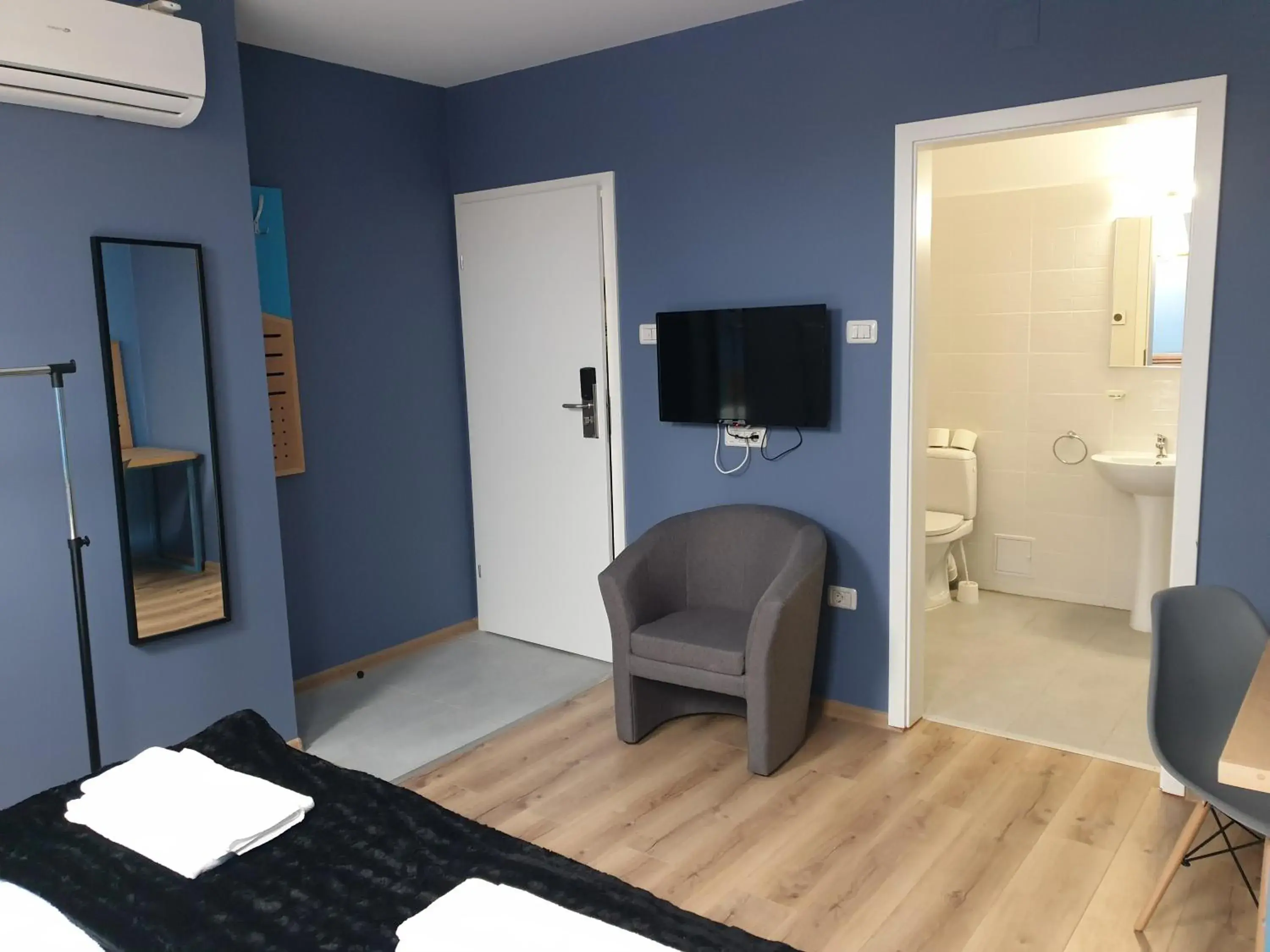 Shower, Bed in Pensiunea Urban Point Shower, Bed in Pensiunea Urban Point