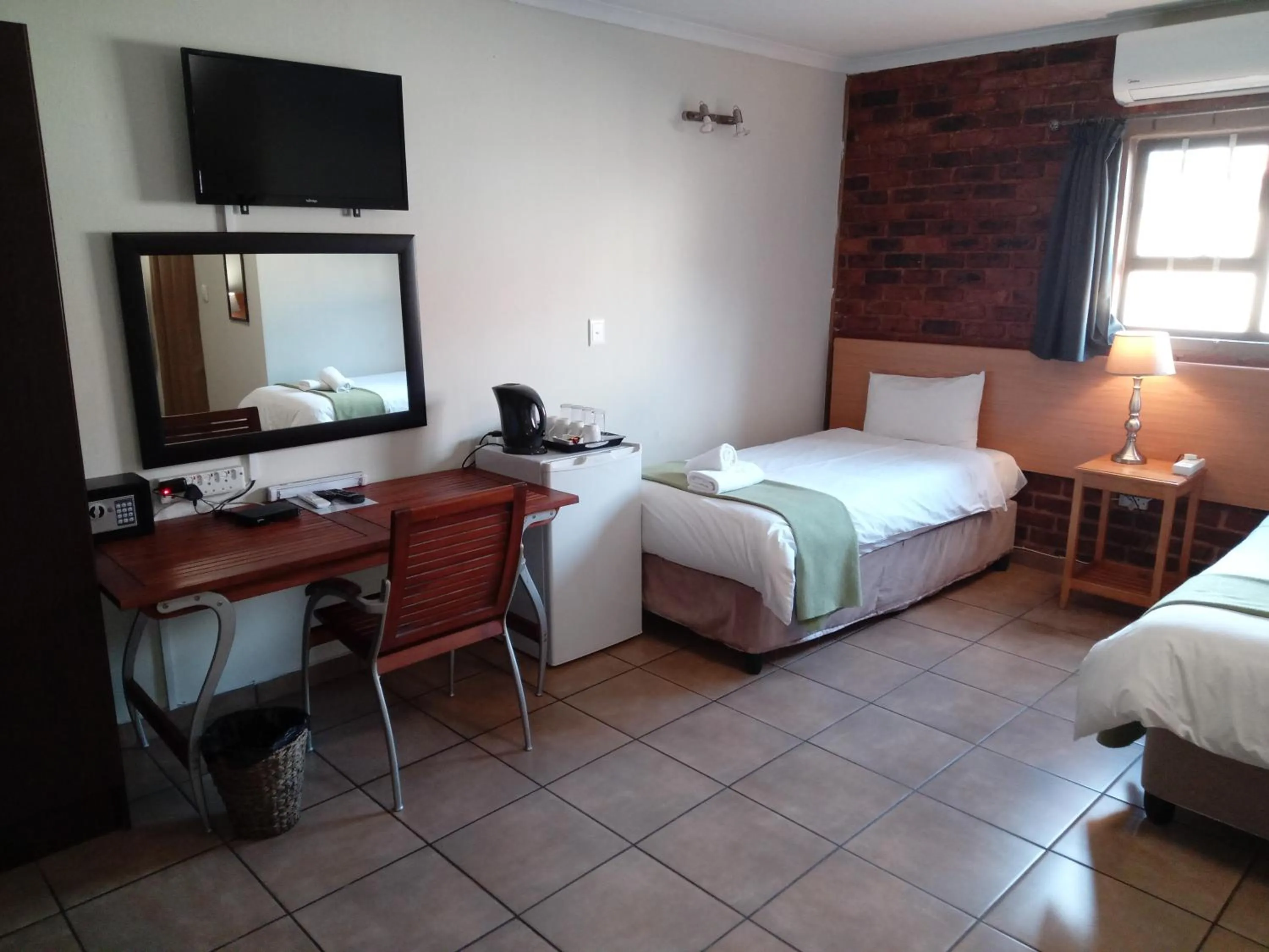 Coffee/tea facilities, Bed in 24 Onvrey Guest House