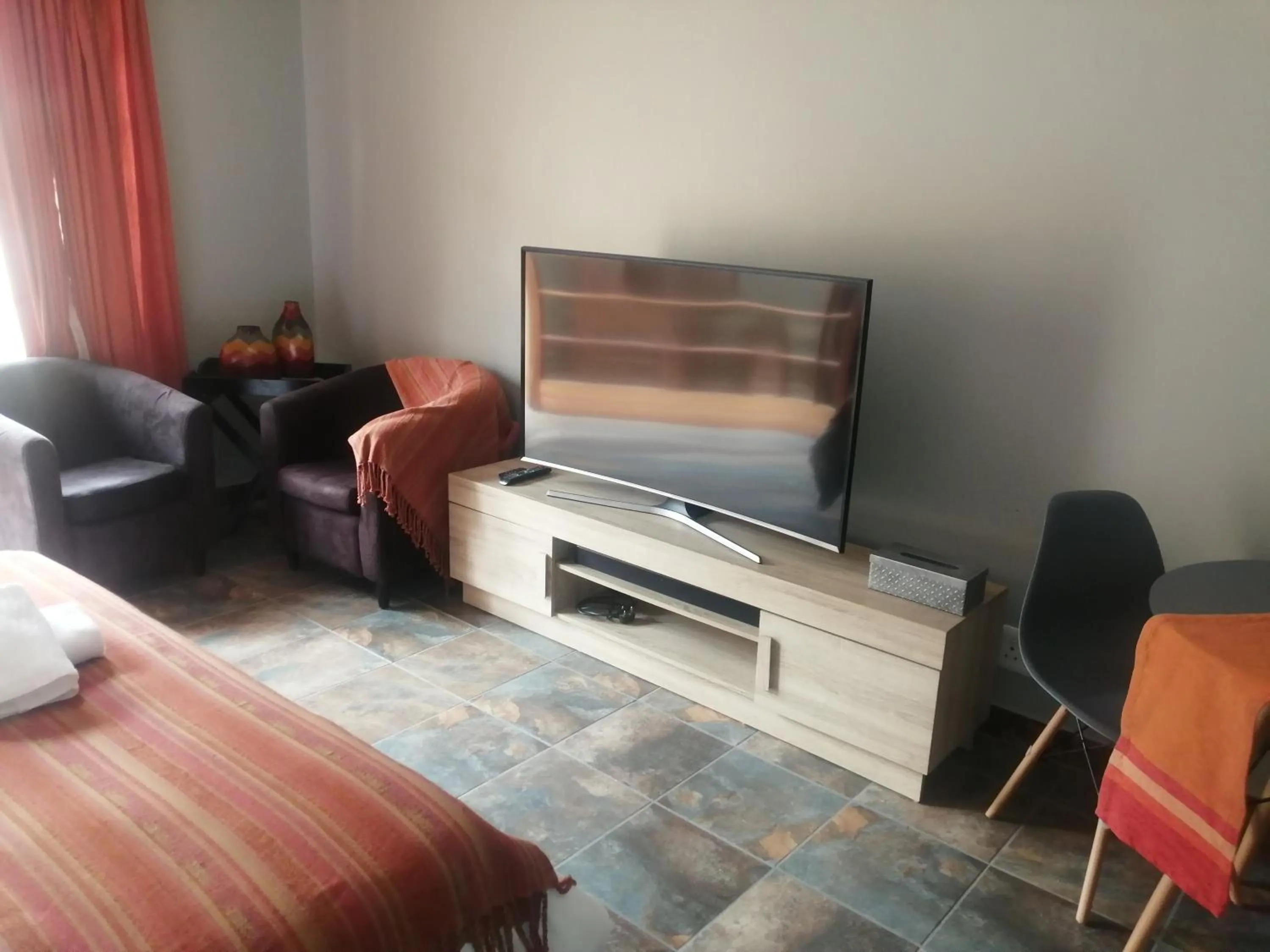 TV and multimedia, Bed in 24 Onvrey Guest House