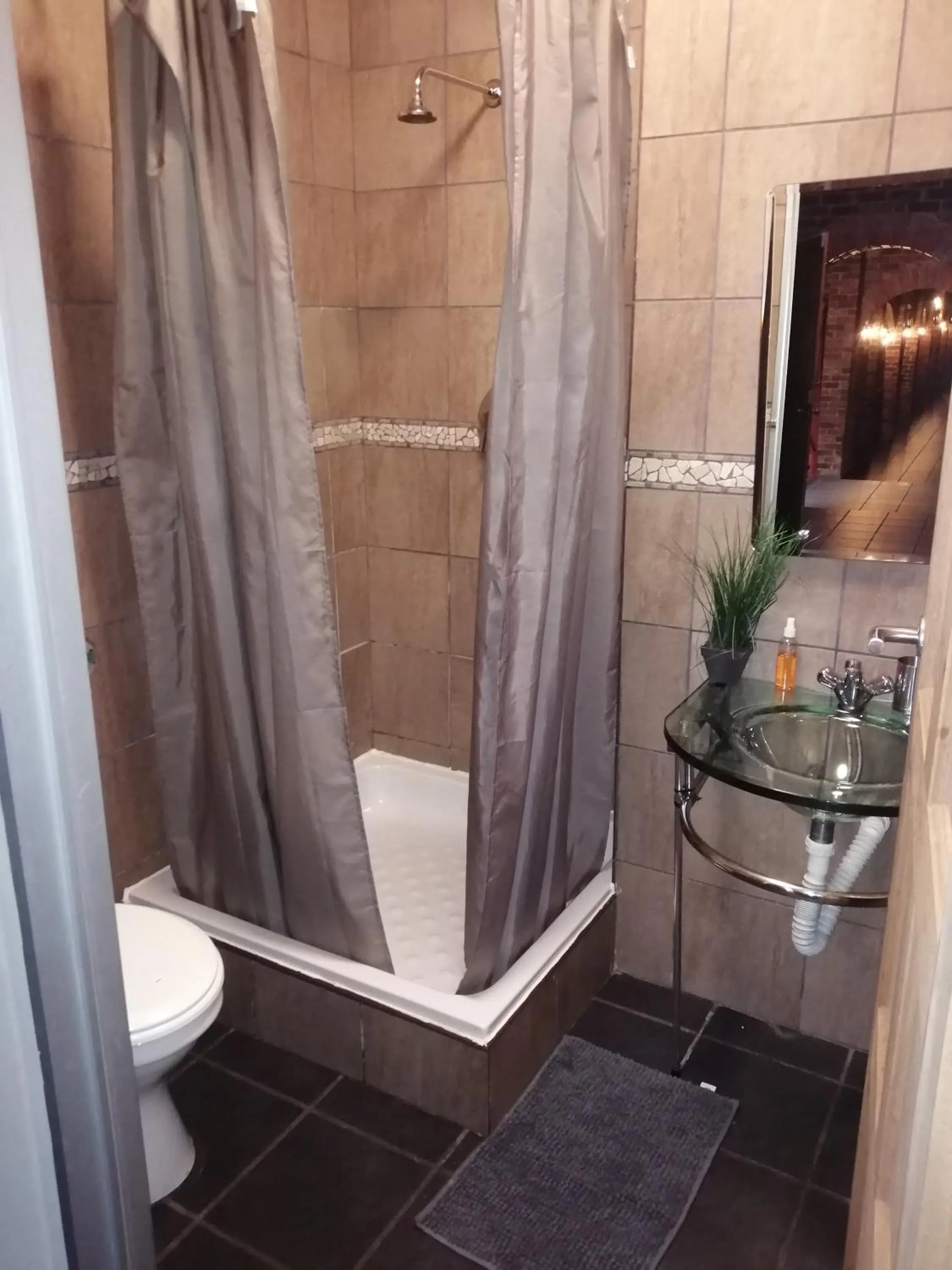 Bathroom in 24 Onvrey Guest House