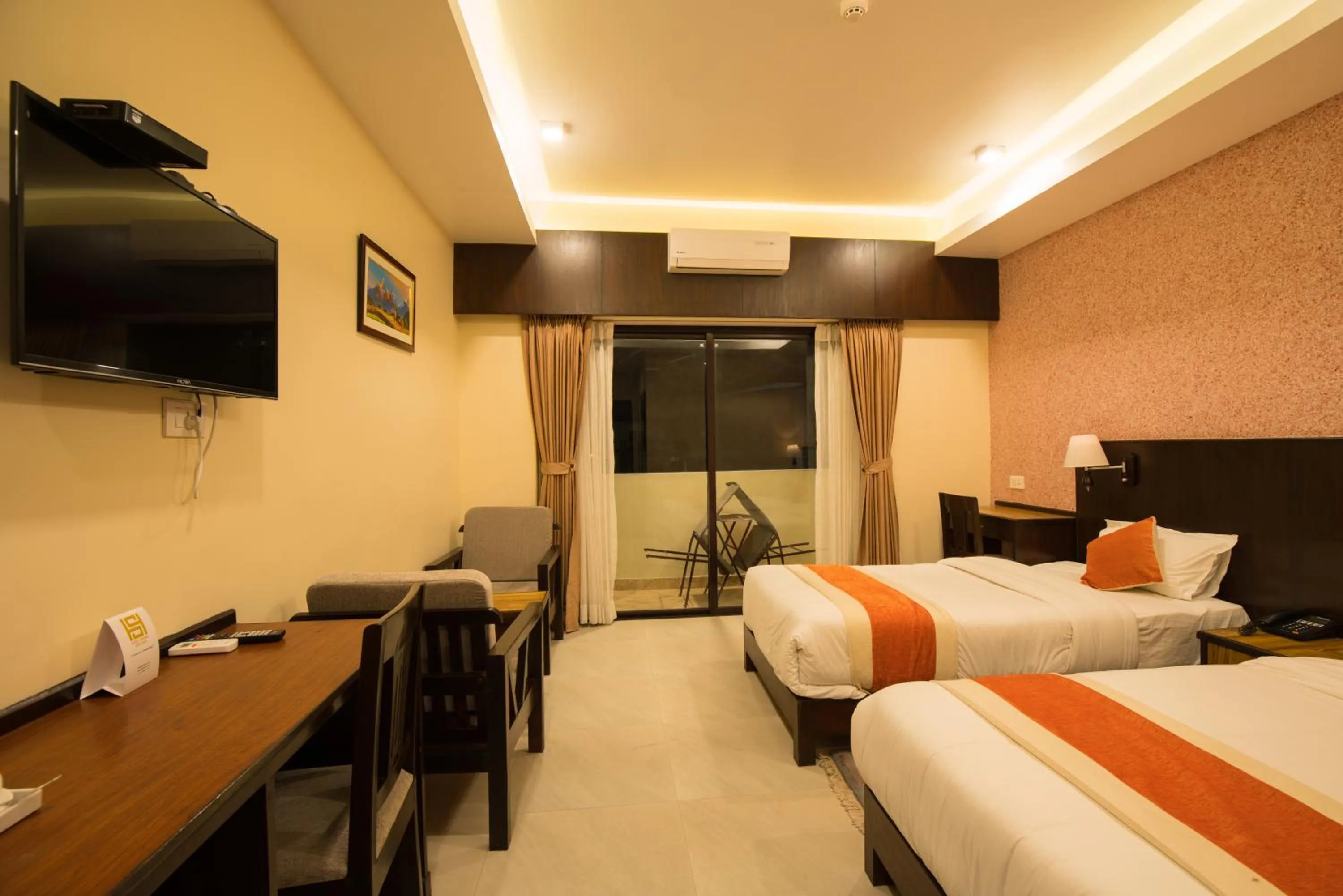 Photo of the whole room, Bed in Hotel Shaara