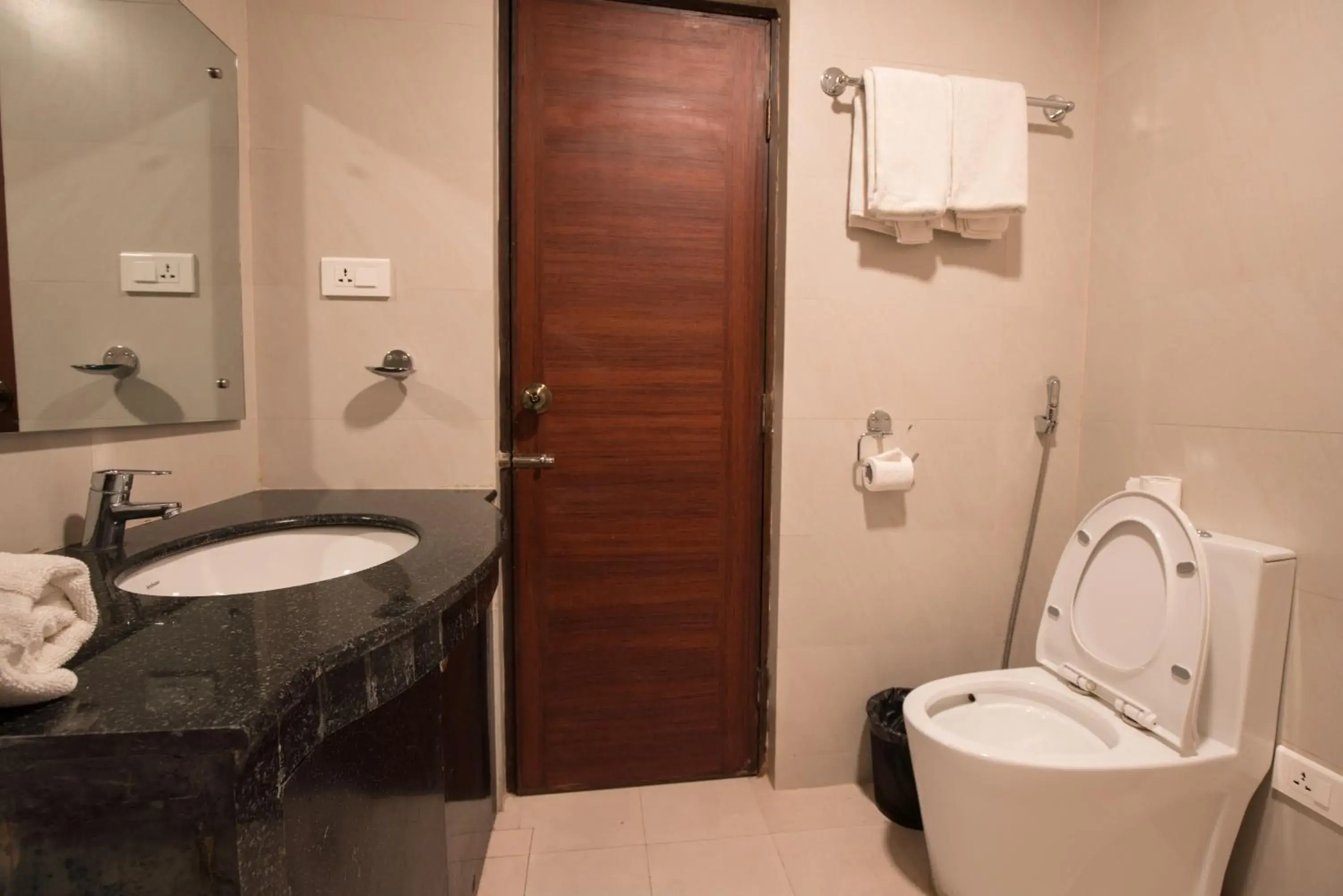 Deluxe Double or Twin Room in Hotel Shaara Deluxe Double or Twin Room in Hotel Shaara