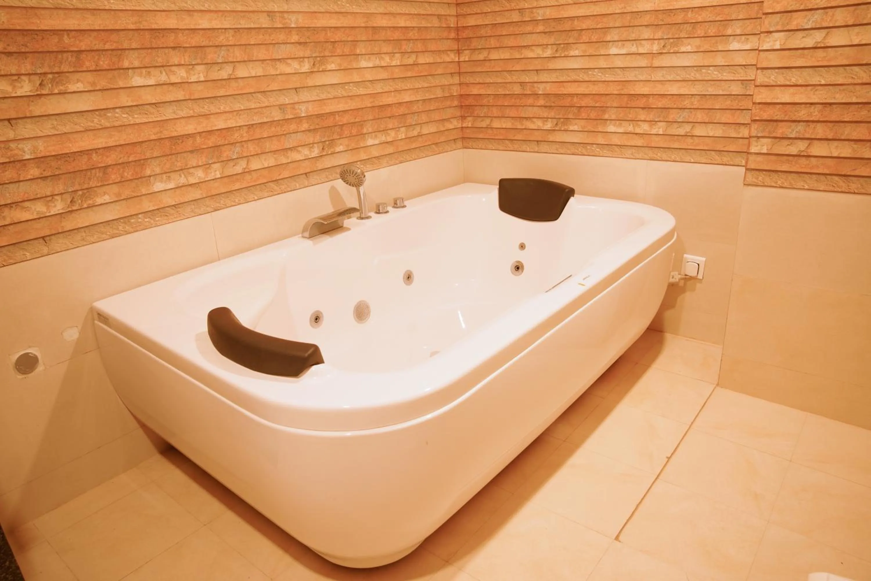 Bath in Hotel Shaara