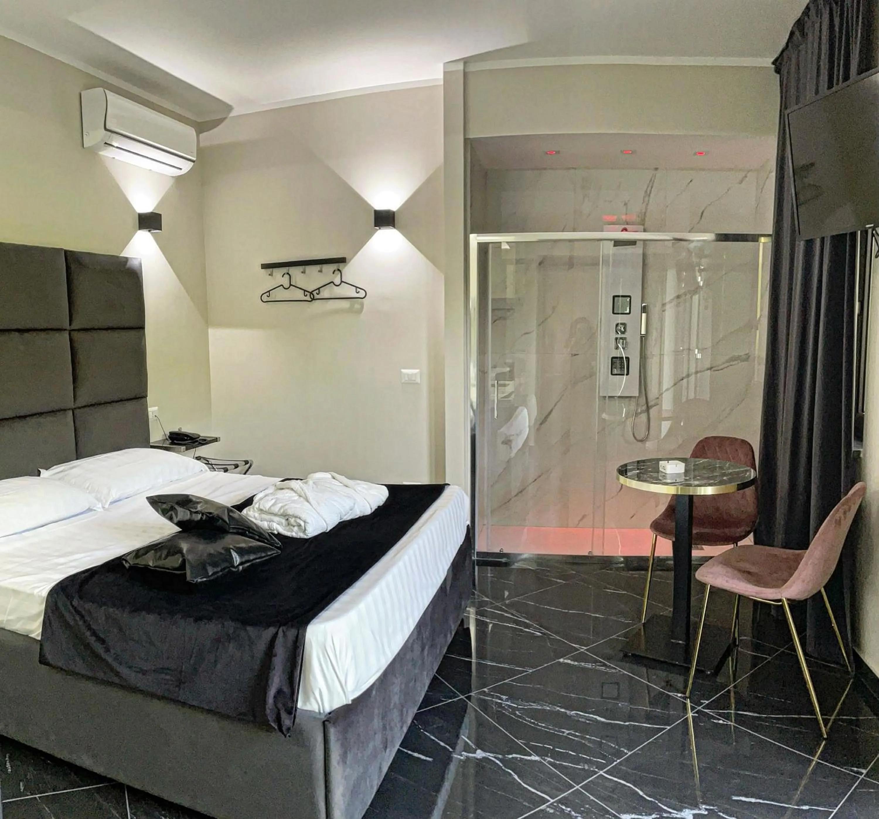 Bathroom, Bed in Hotel Trionfal