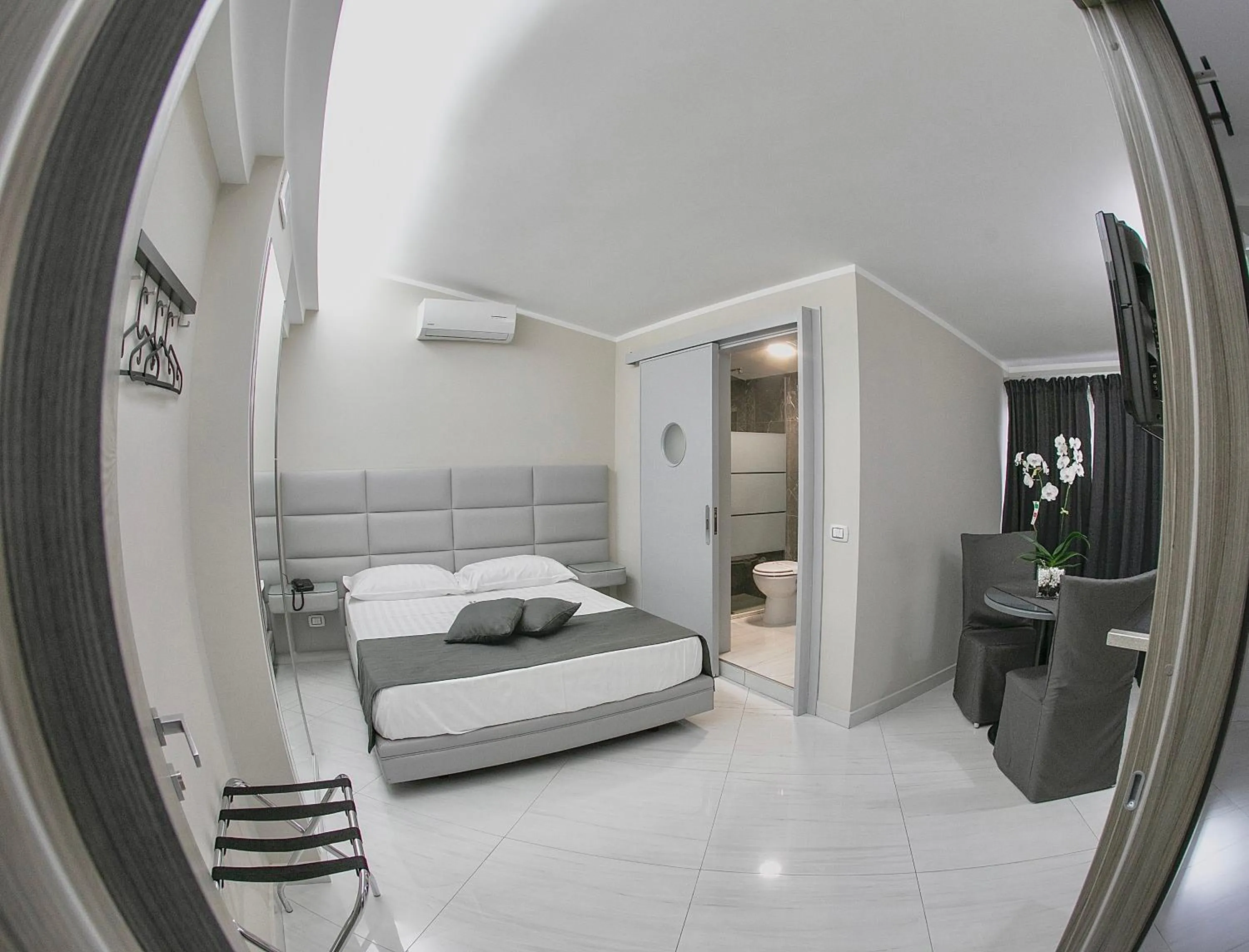 Photo of the whole room, Bed in Hotel Trionfal