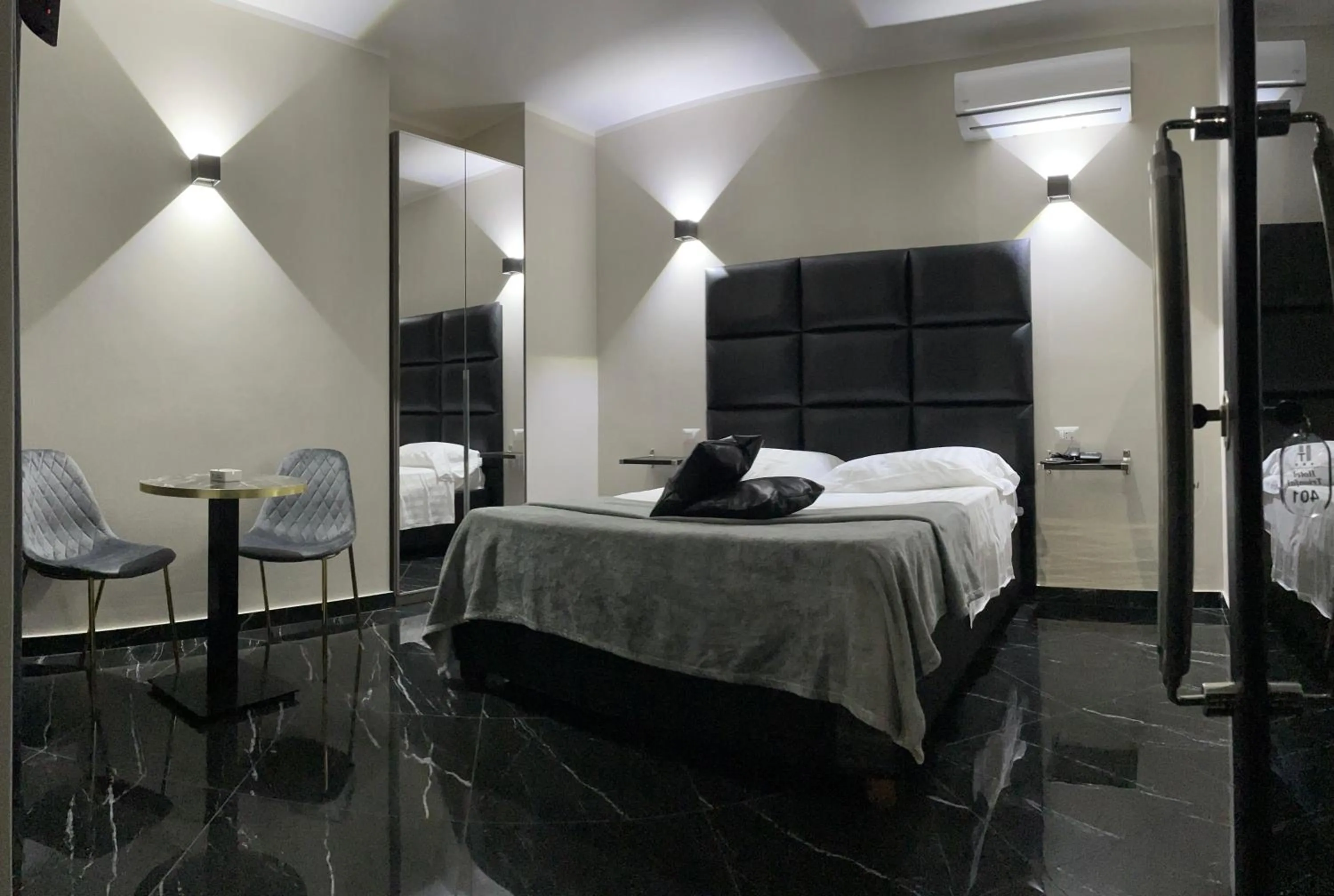 Photo of the whole room, Bed in Hotel Trionfal