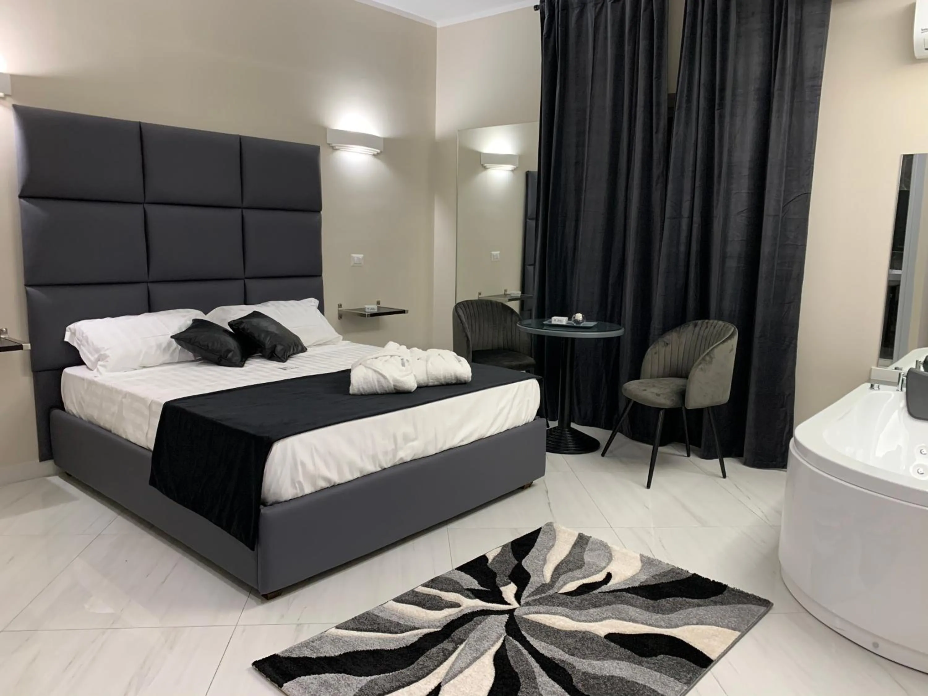 Photo of the whole room, Bed in Hotel Trionfal