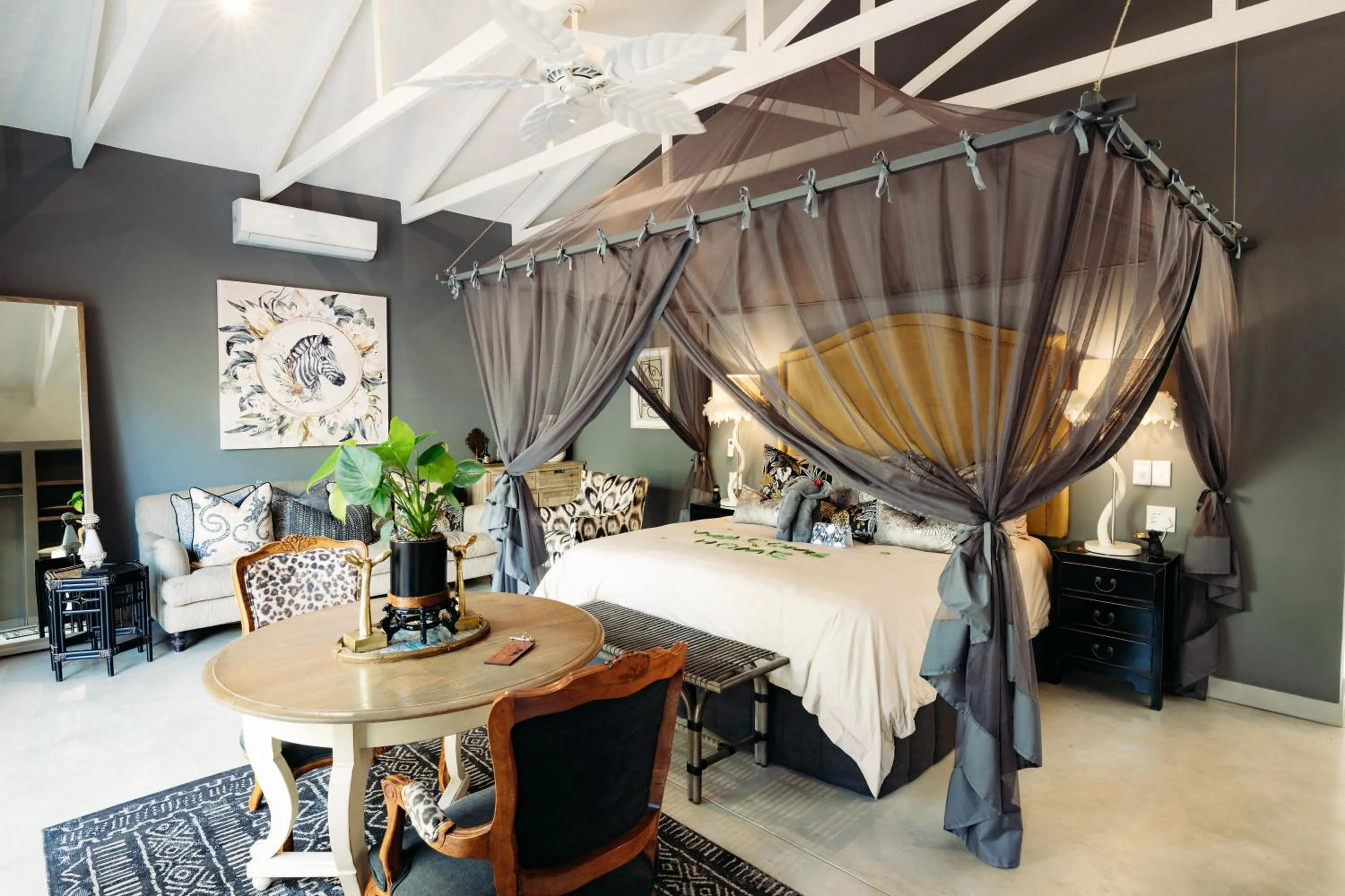 Photo of the whole room, Bed in Safari Moon Luxury Bush Lodge