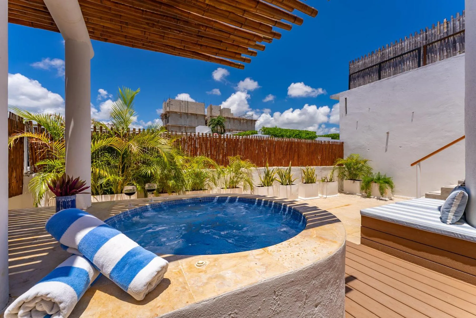 2 story PH heated jacuzzi close Beach 5th