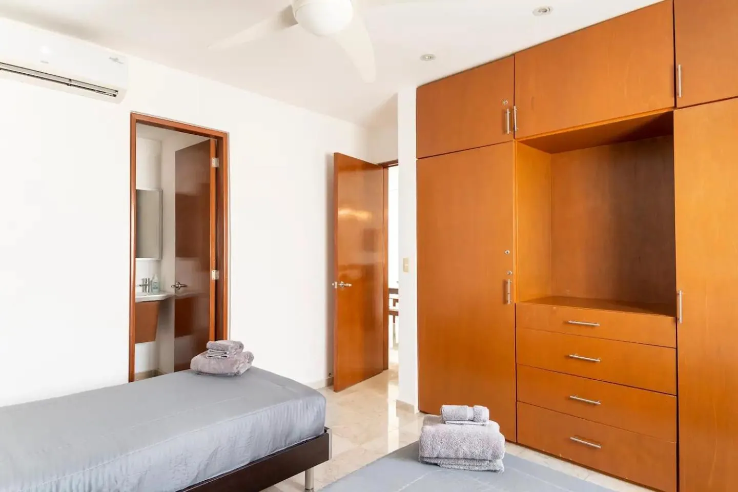 Other, Bed in 2 story PH heated jacuzzi close Beach 5th