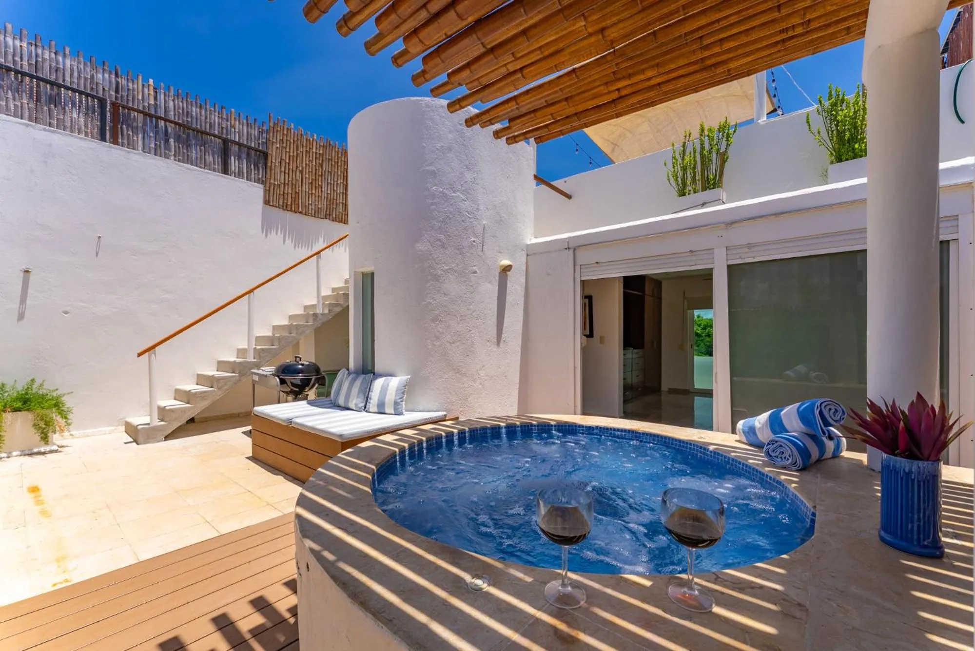 2 story PH heated jacuzzi close Beach 5th