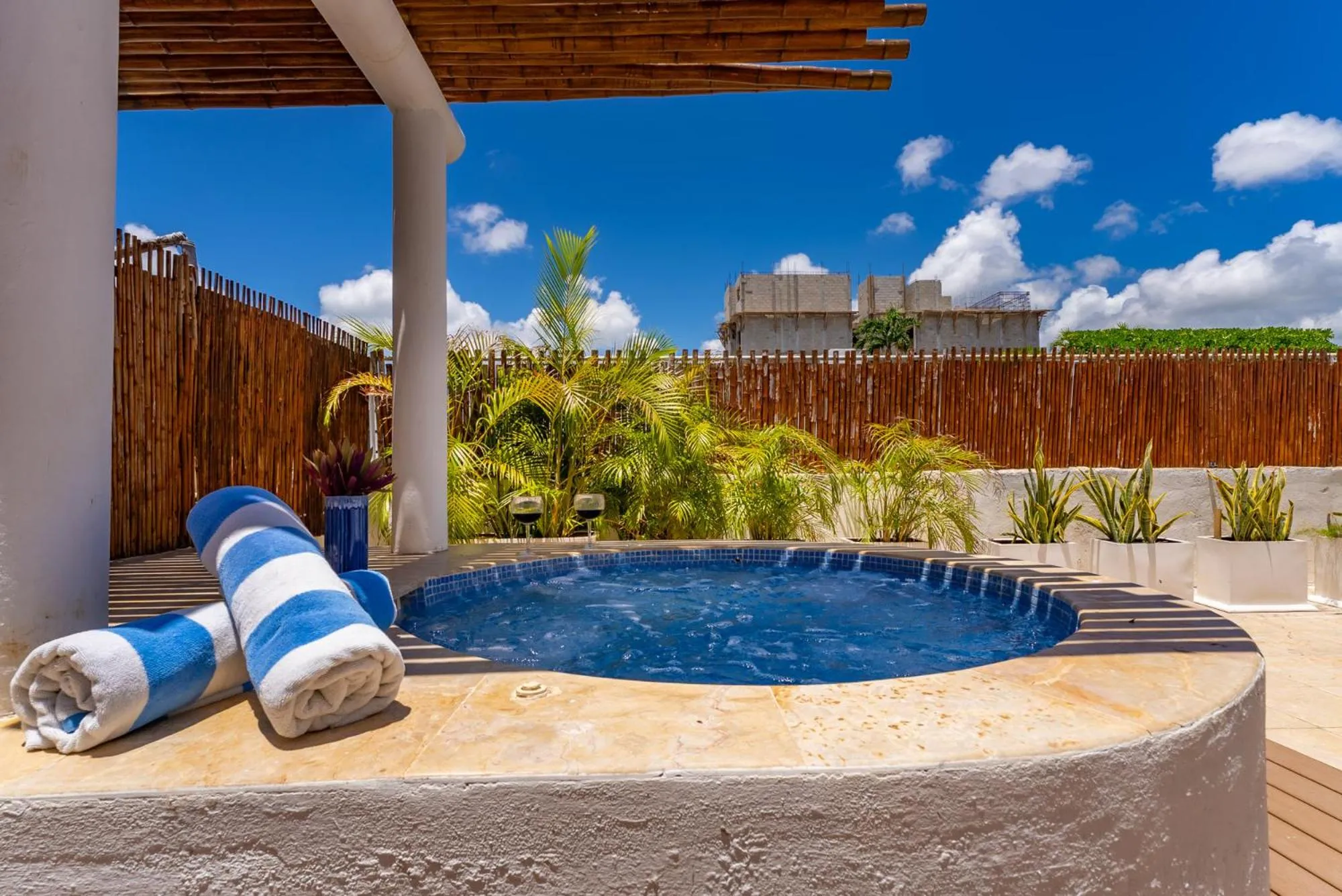 2 story PH heated jacuzzi close Beach 5th