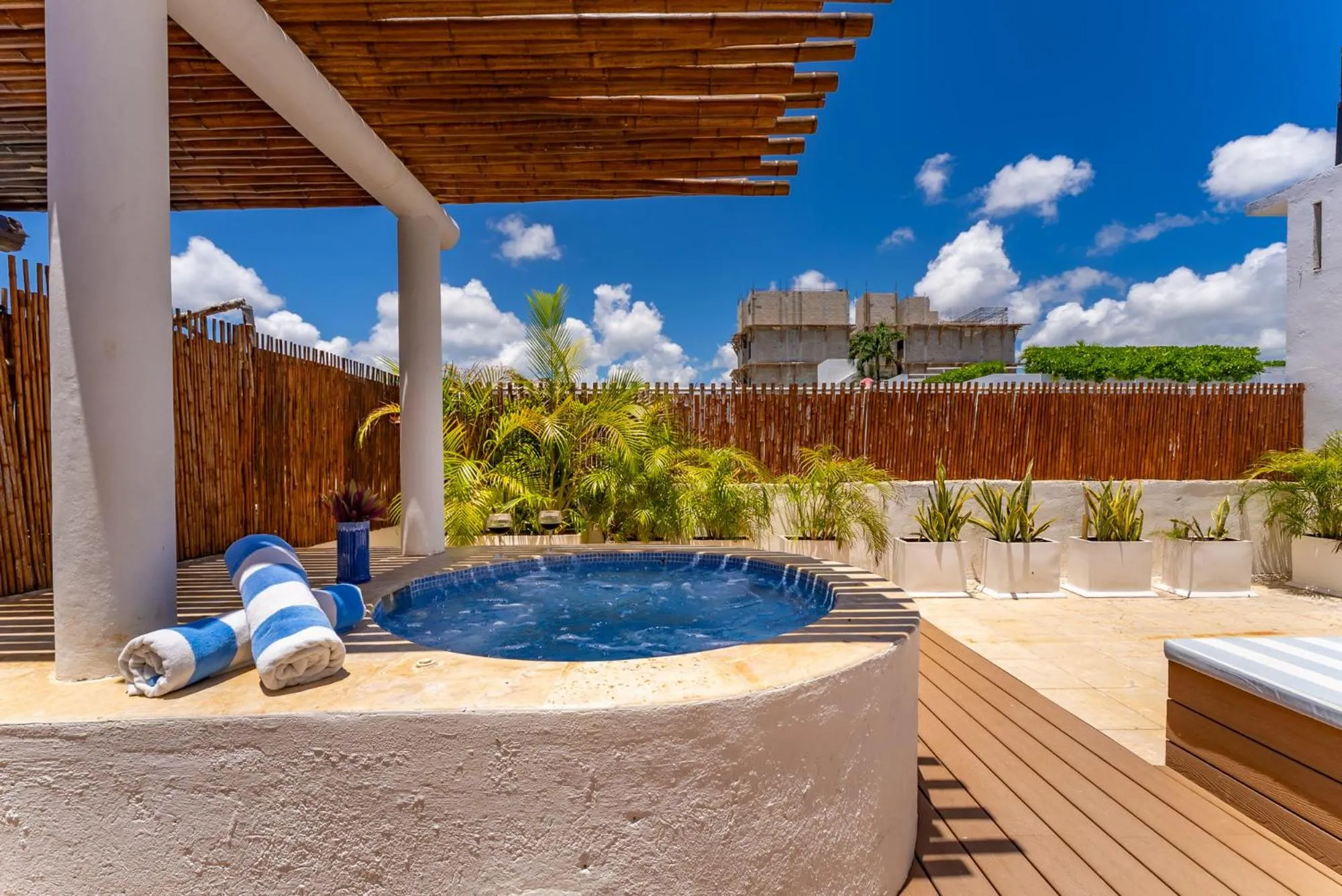 2 story PH heated jacuzzi close Beach 5th