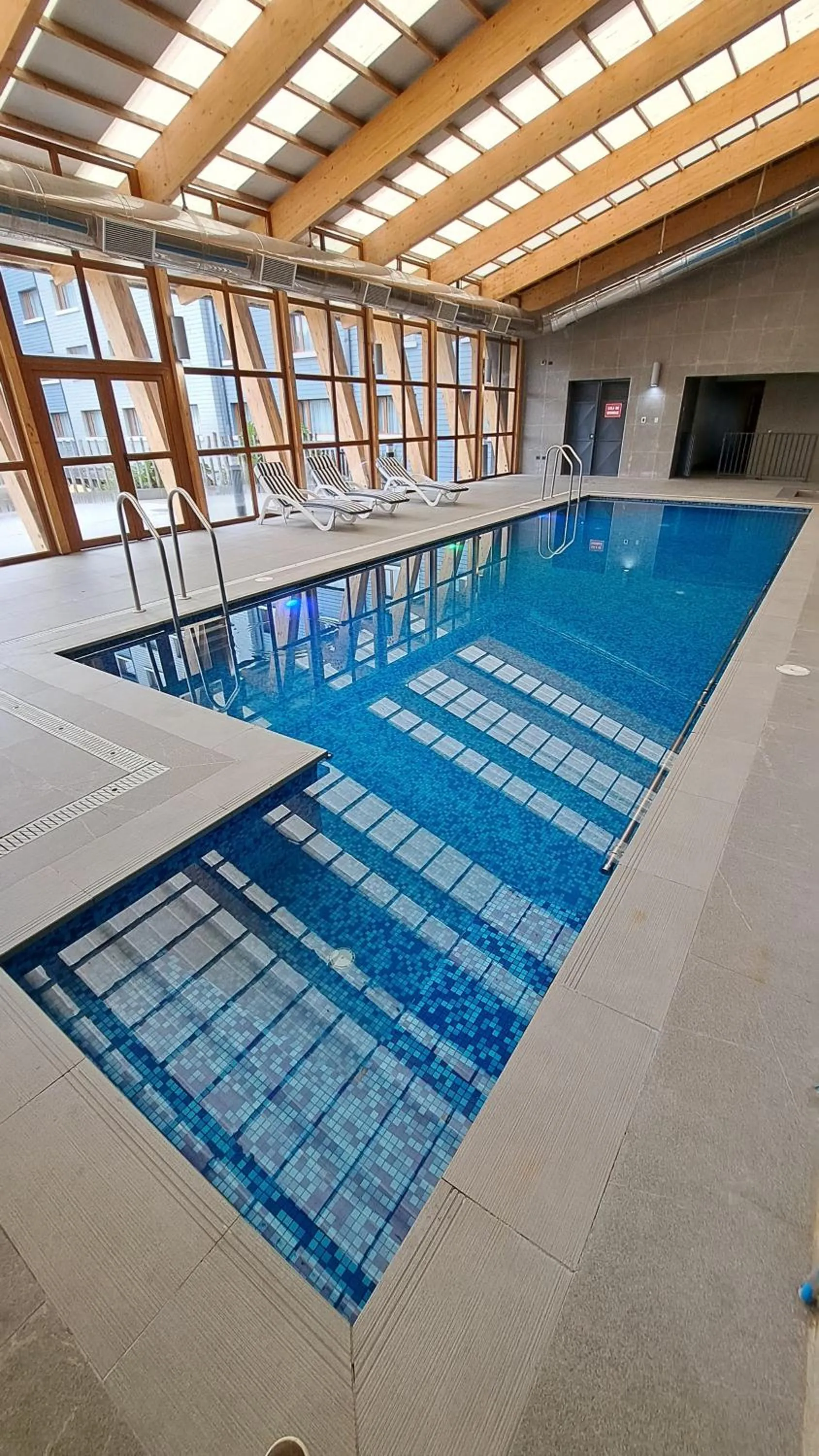 Swimming pool in Hotel Diego de Almagro Castro