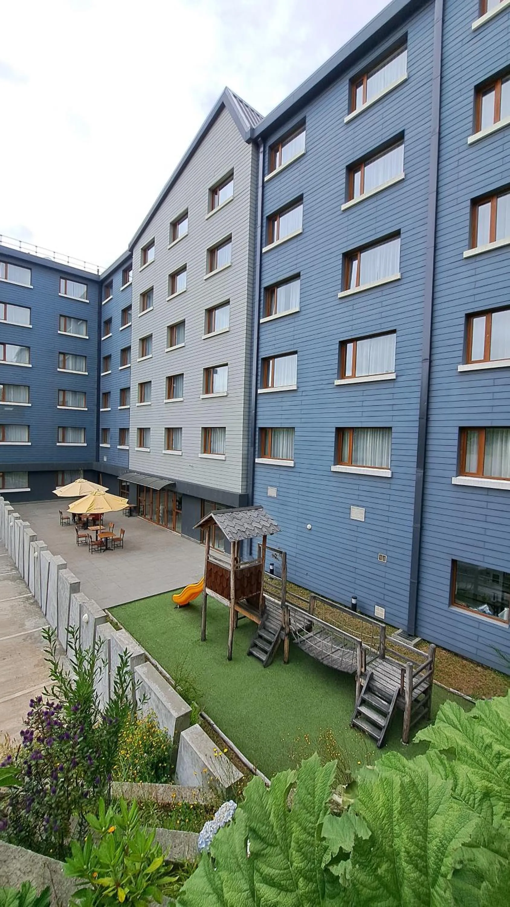 Garden in Hotel Diego de Almagro Castro