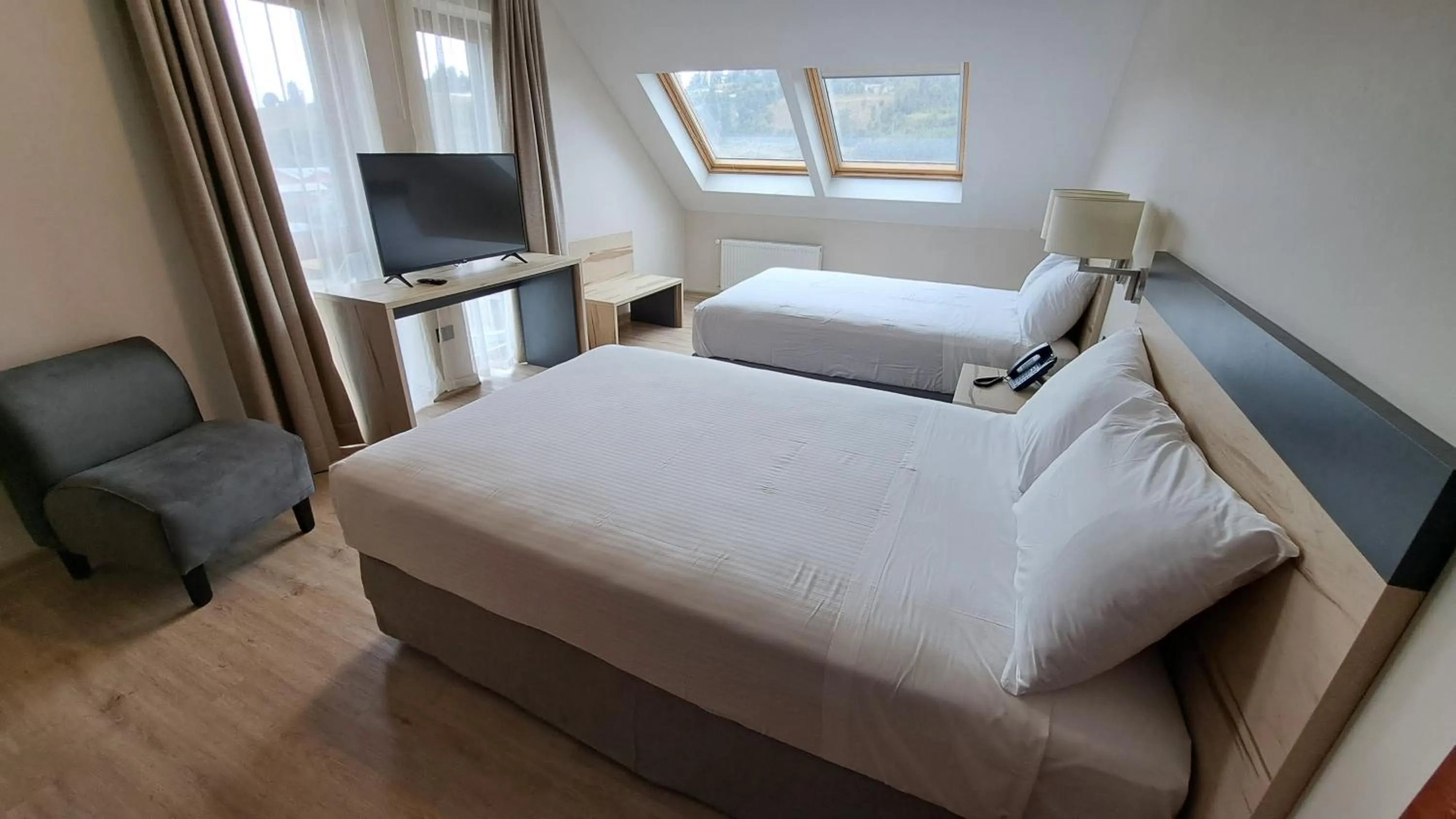 Bed in Hotel Diego de Almagro Castro