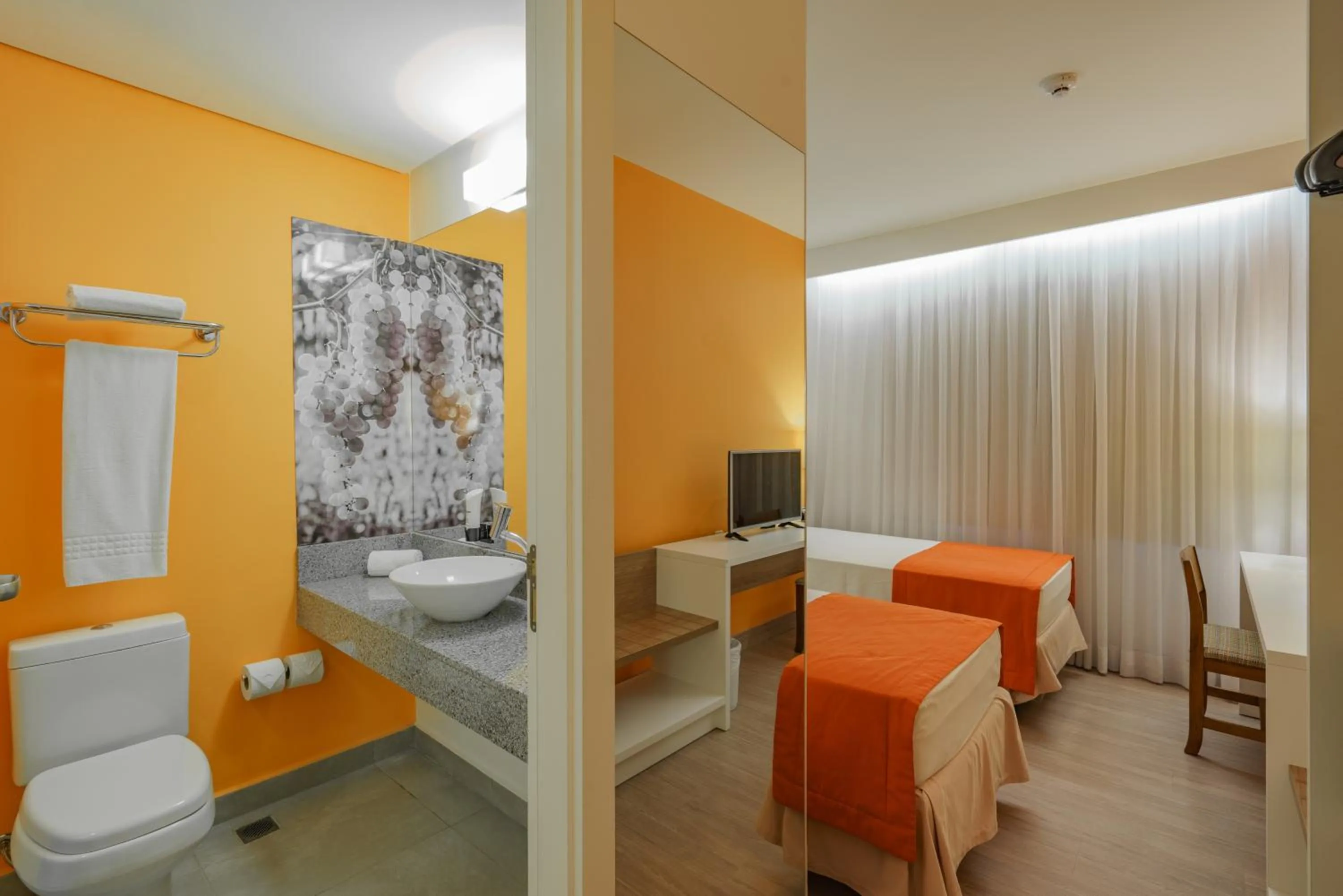 Photo of the whole room in Slim Bento Gonçalves