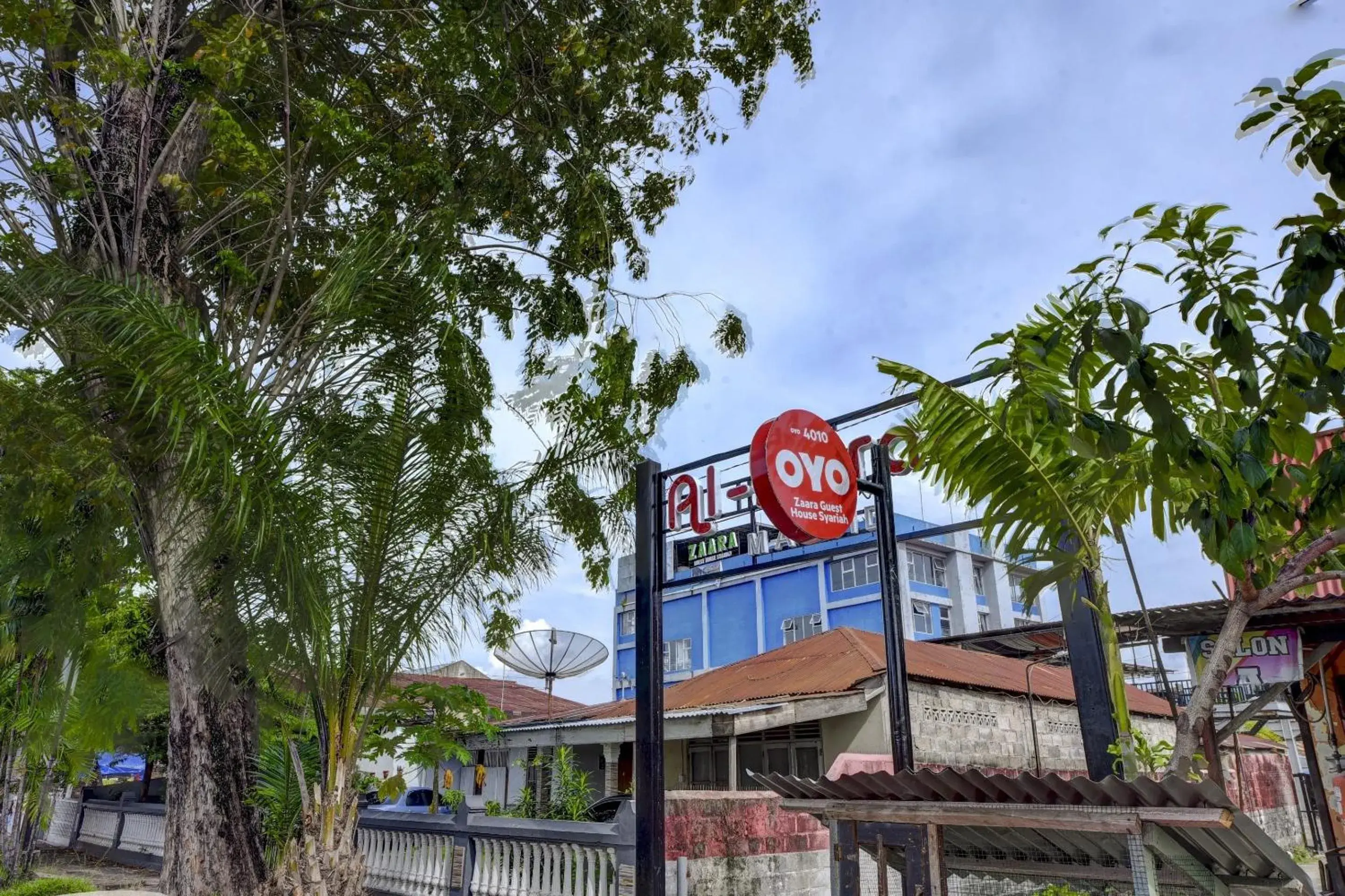 Facade/entrance in Super OYO 4010 Zaara Guest House Syariah Facade/entrance in Super OYO 4010 Zaara Guest House Syariah