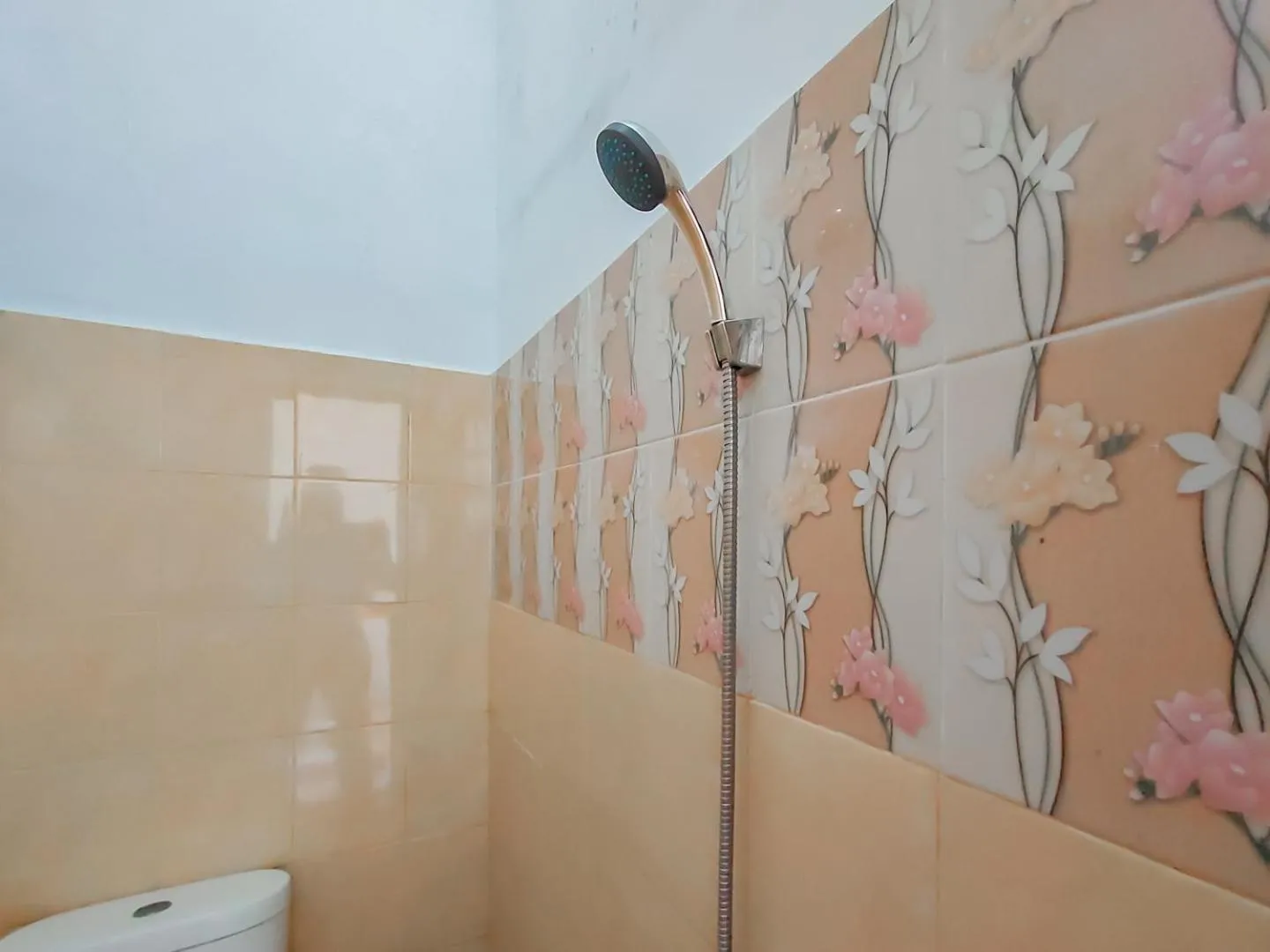 Shower in RedDoorz near Pamugaran Beach Pangandaran