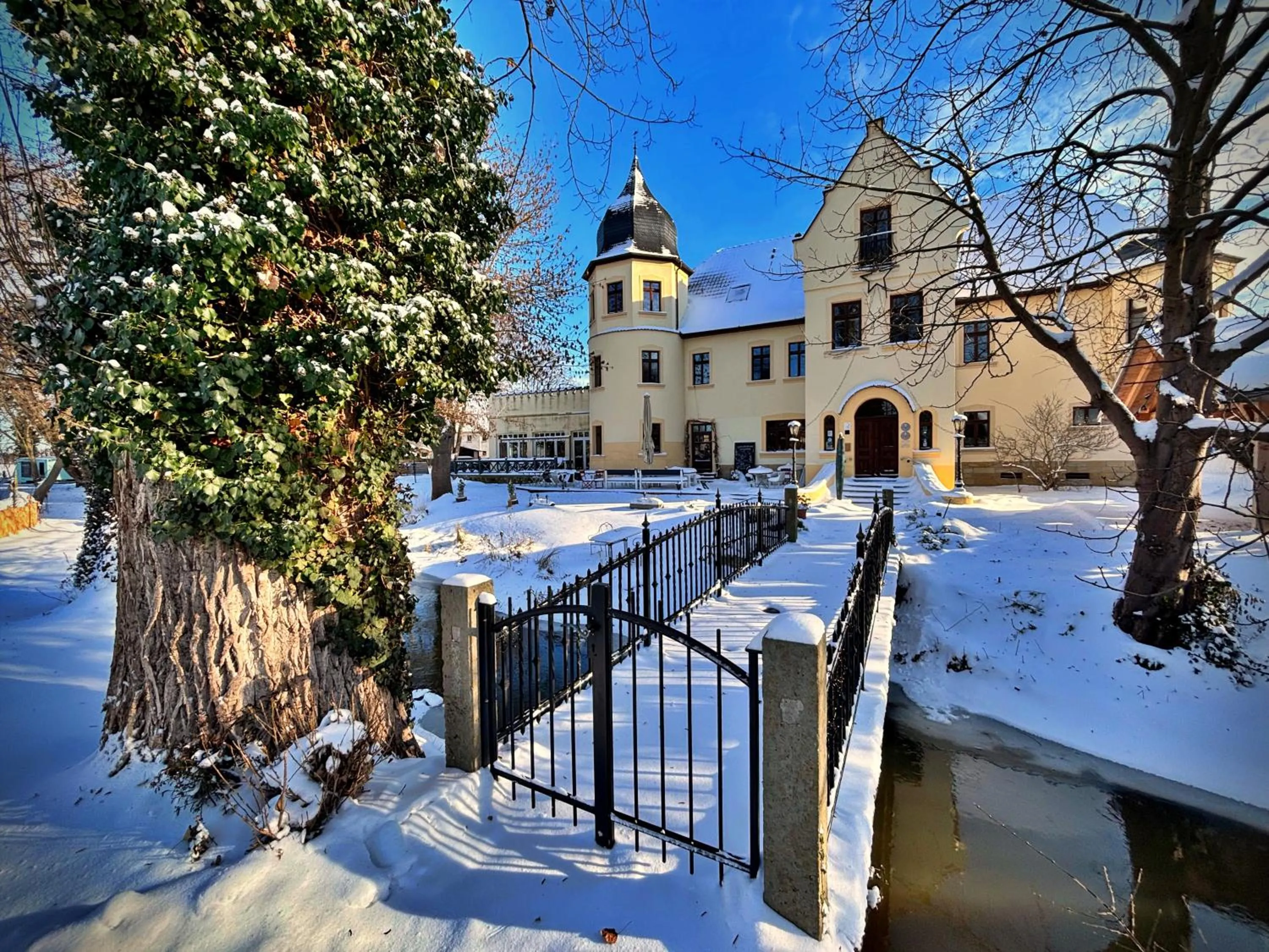 Property building in Parkschlößchen Hotel