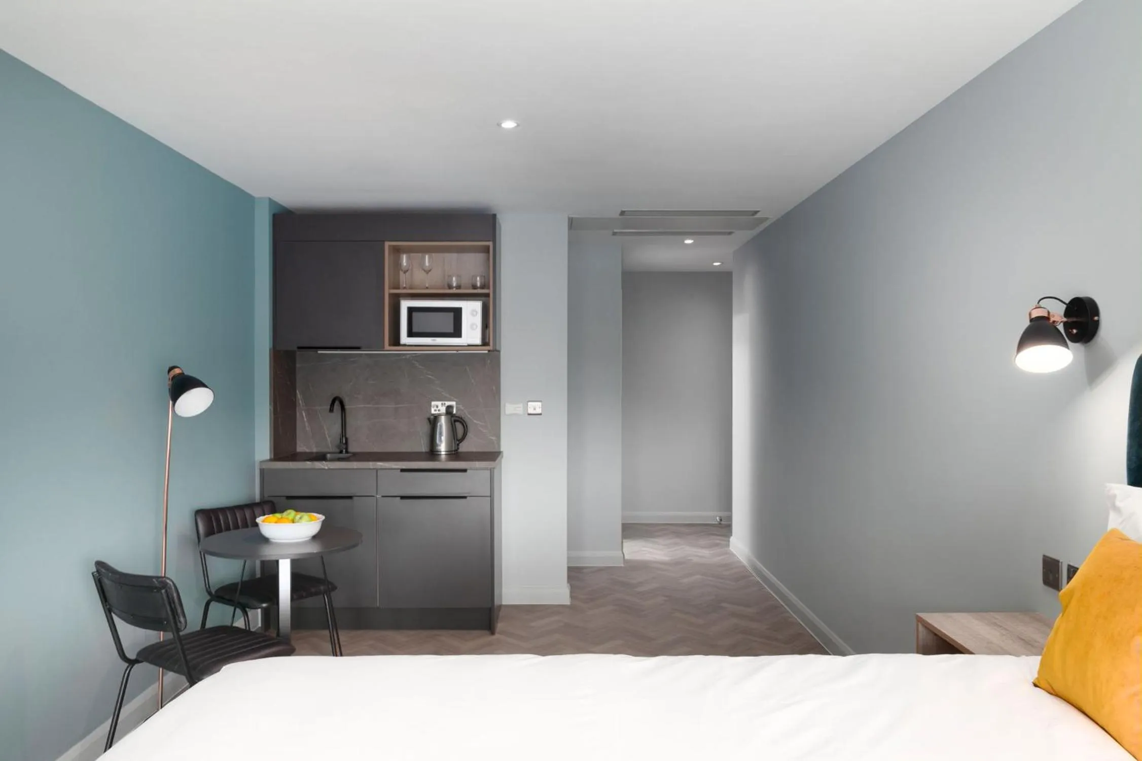 Kitchen or kitchenette, Bed in Aptel East