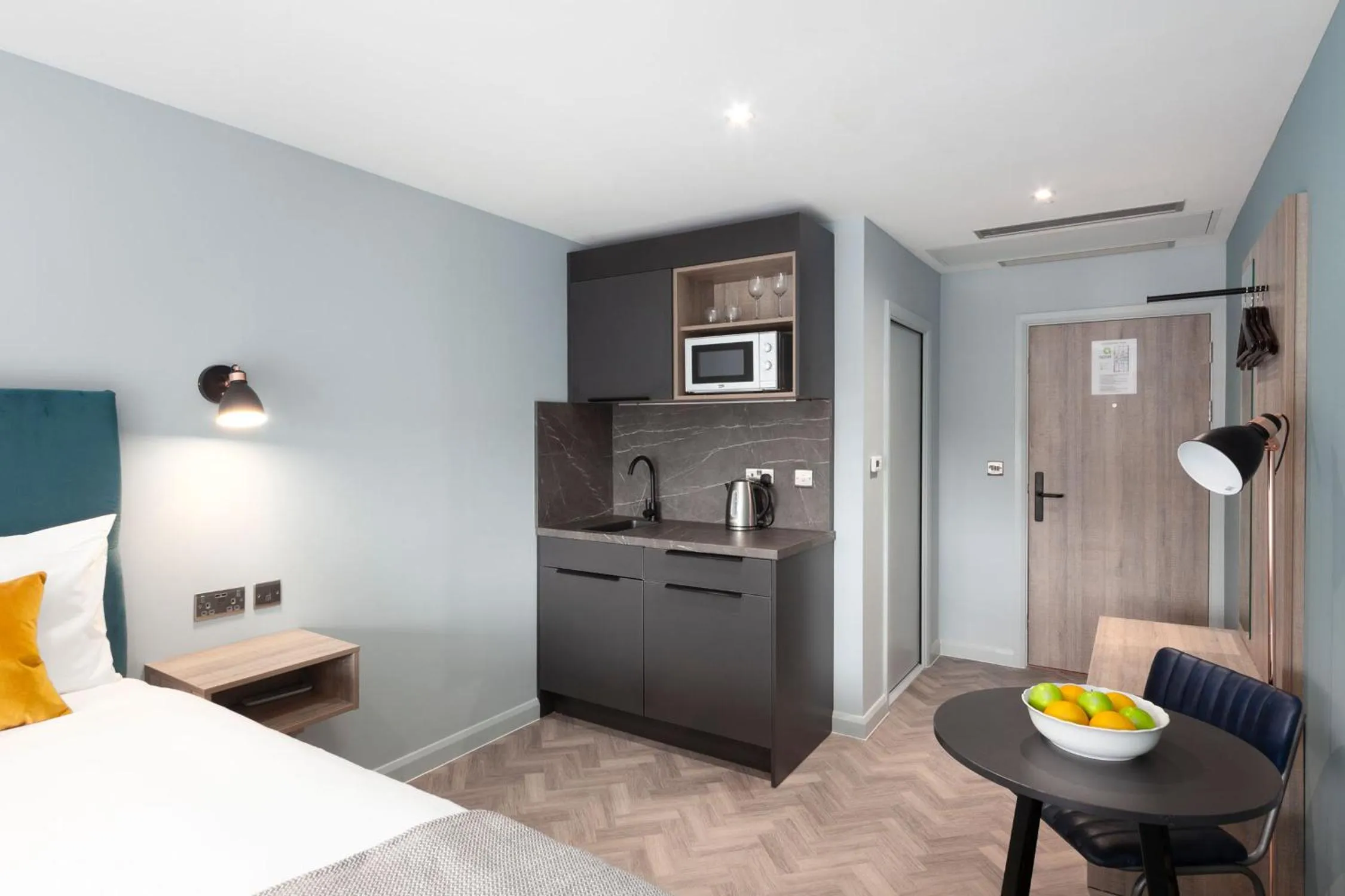 Kitchen or kitchenette, Bed in Aptel East
