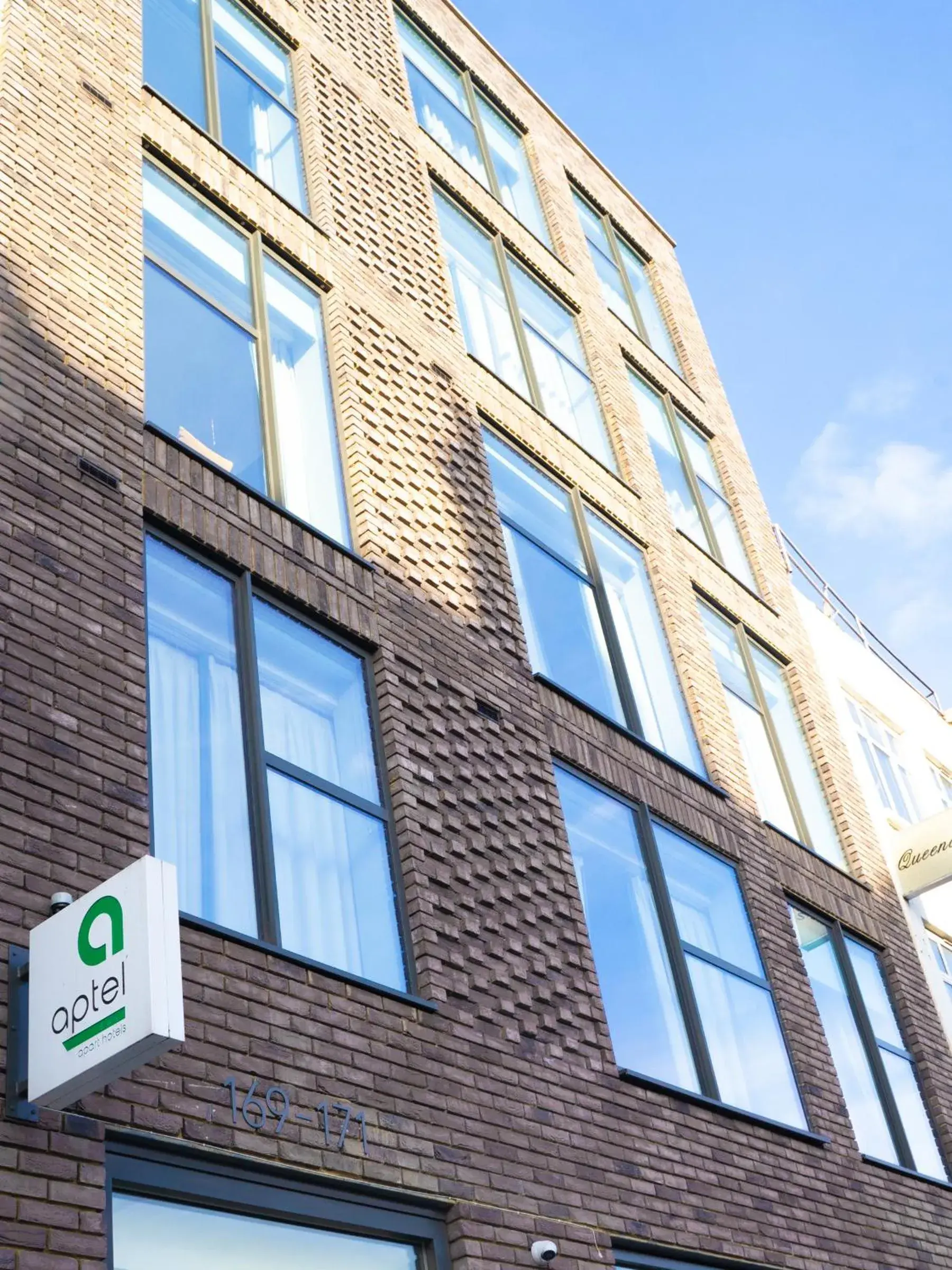 Property building in Aptel East Property building in Aptel East