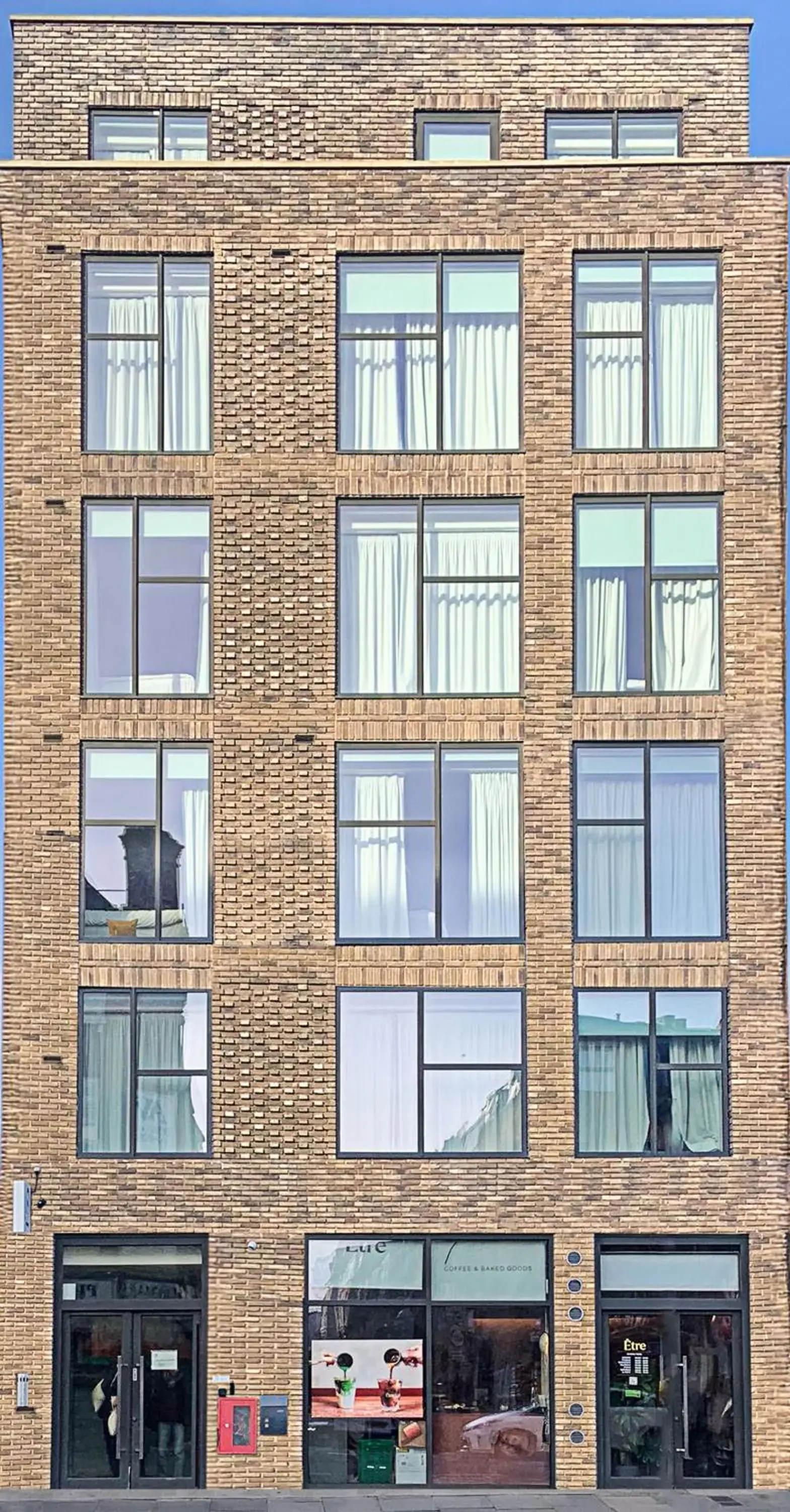 Property building in Aptel East Property building in Aptel East