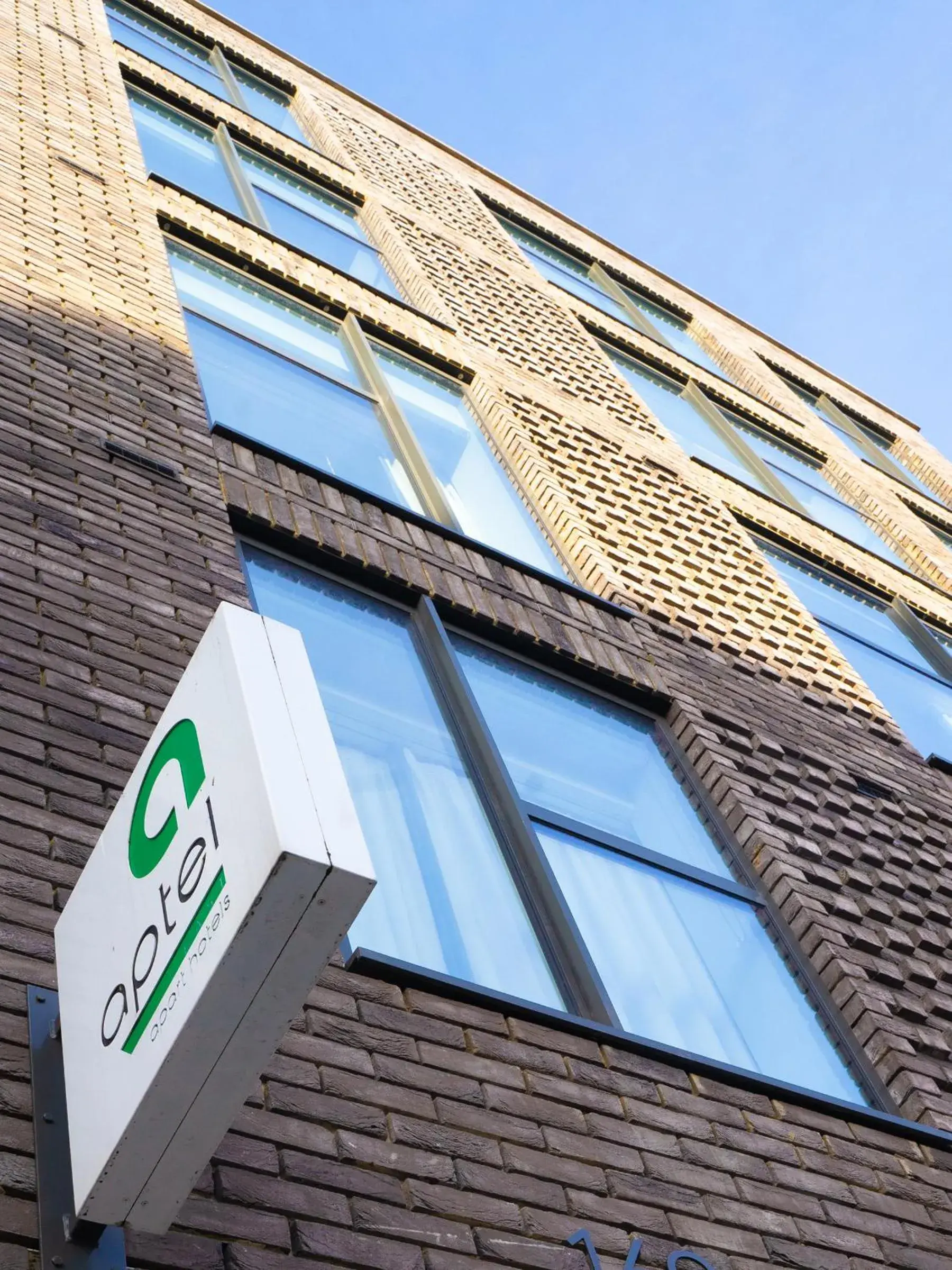 Property building in Aptel East Property building in Aptel East