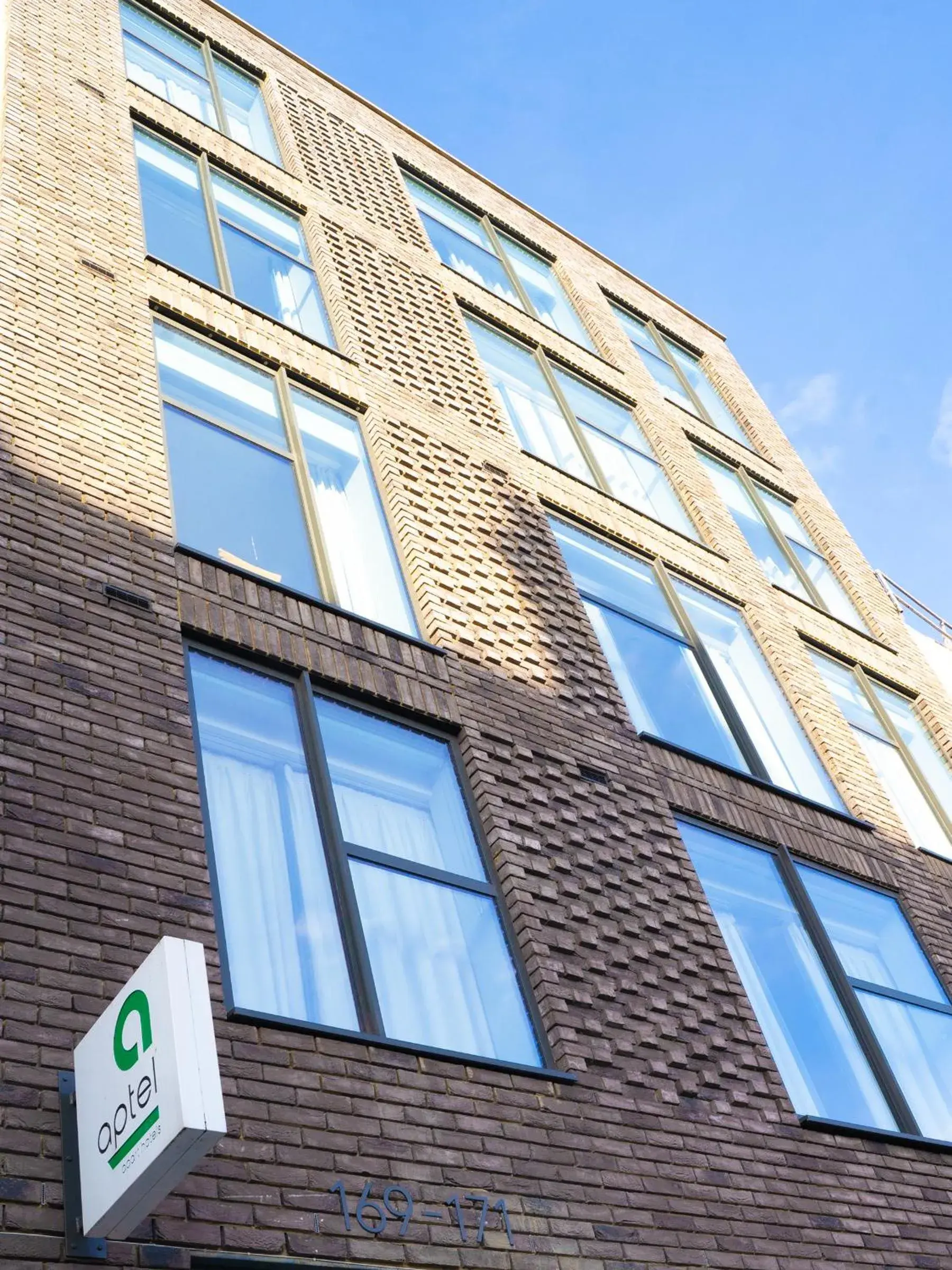 Property building in Aptel East Property building in Aptel East