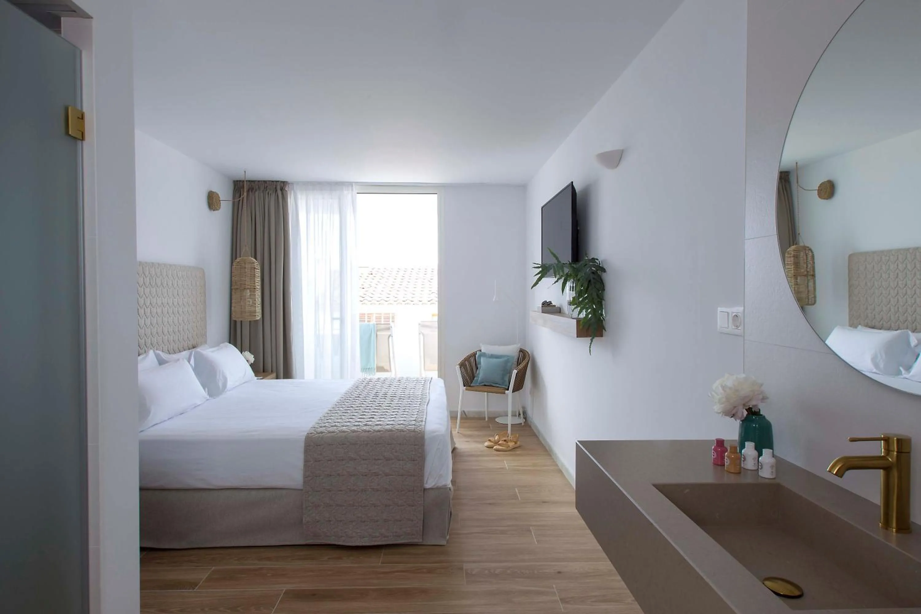 Photo of the whole room, Bed in May Altafulla Beach Boutique Hotel