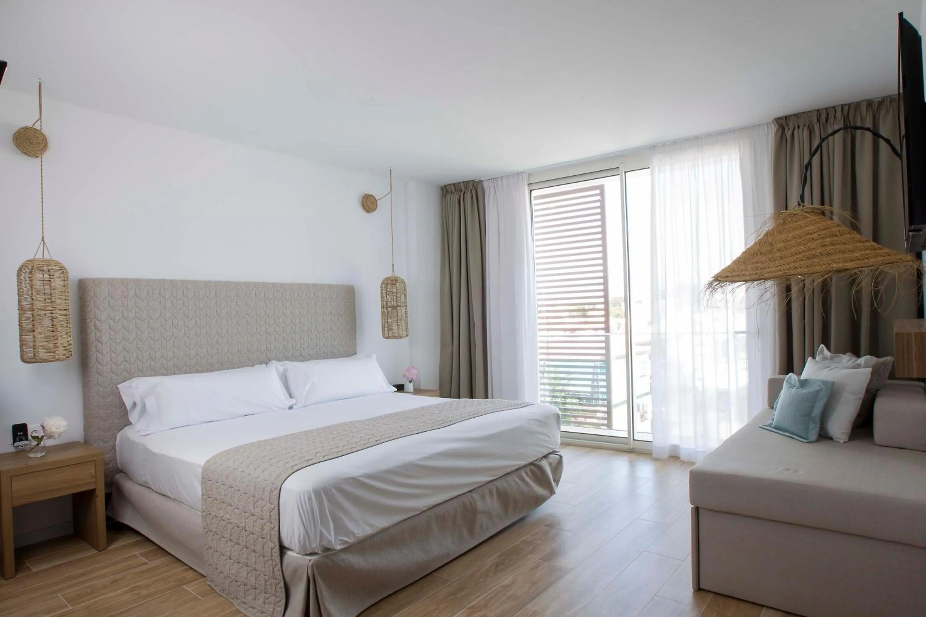 Photo of the whole room, Bed in May Altafulla Beach Boutique Hotel