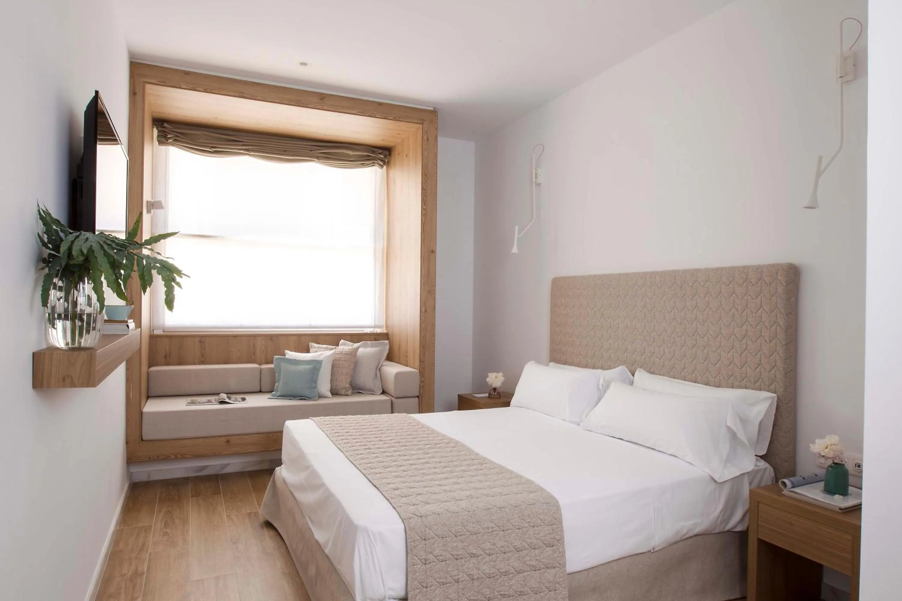 Photo of the whole room, Bed in May Altafulla Beach Boutique Hotel