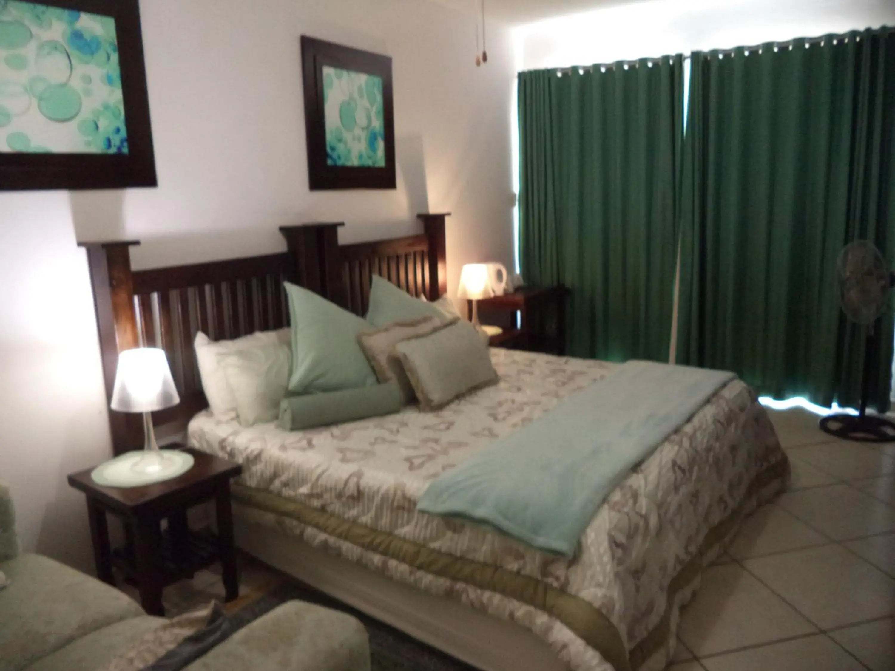 Double or Twin Room with Bath - single occupancy in Heatherdale Guesthouse & Shuttle Services Double or Twin Room with Bath - single occupancy in Heatherdale Guesthouse & Shuttle Services