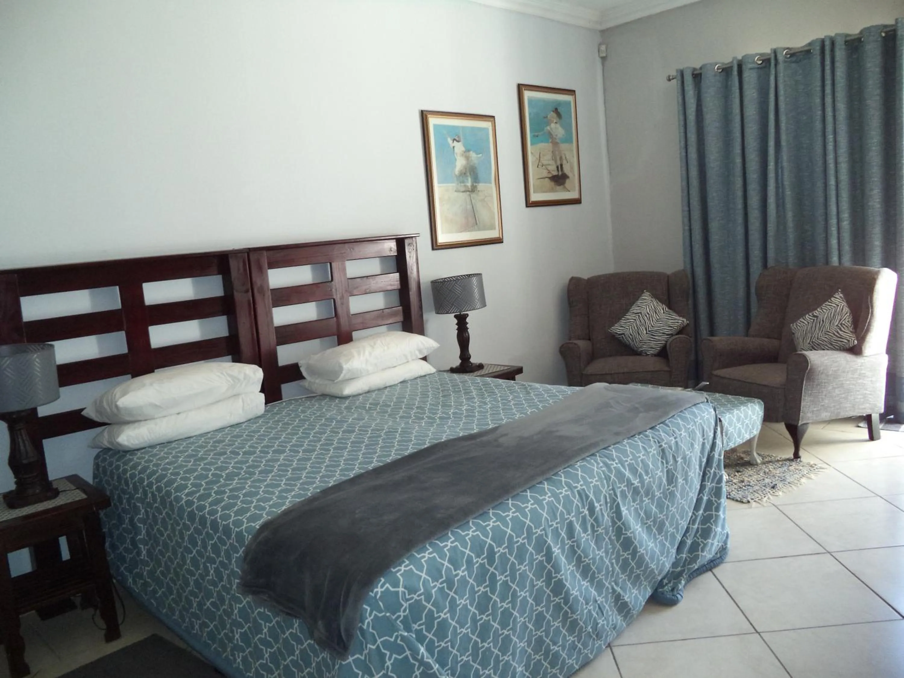 Shower, Bed in Heatherdale Guesthouse & Shuttle Services