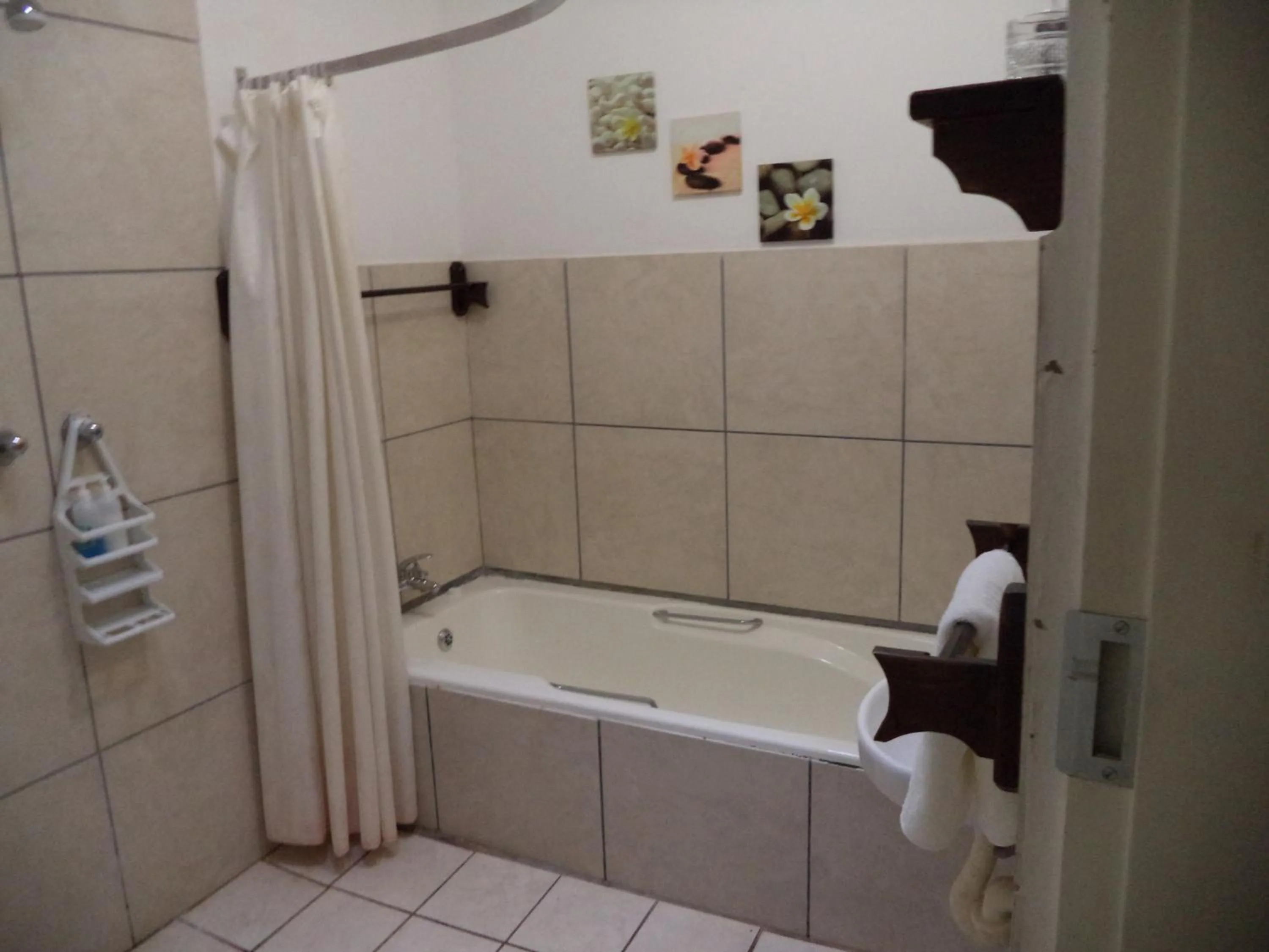 Bathroom in Heatherdale Guesthouse & Shuttle Services