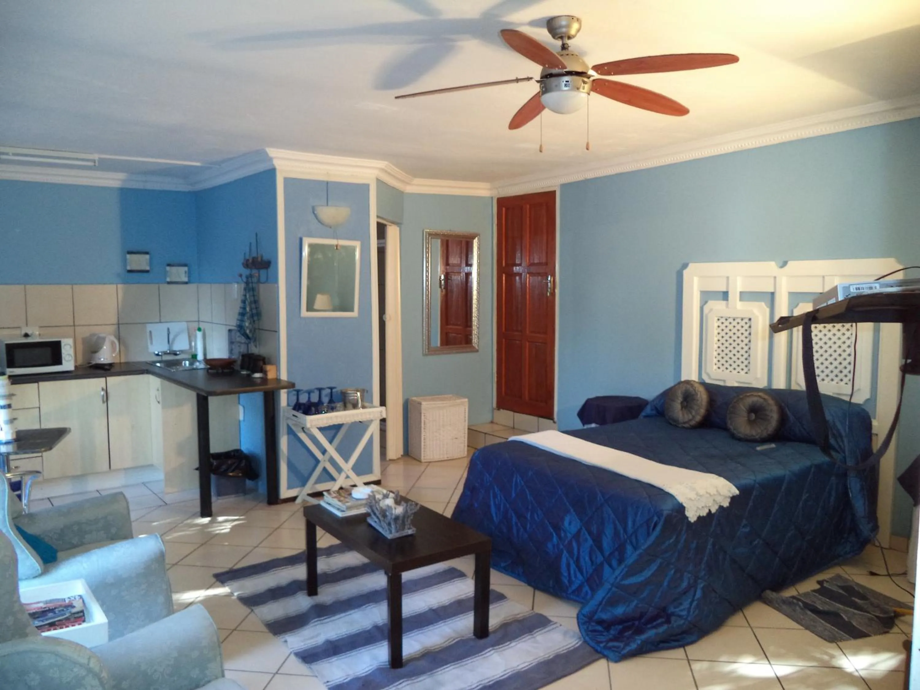 Photo of the whole room, Bed in Heatherdale Guesthouse & Shuttle Services