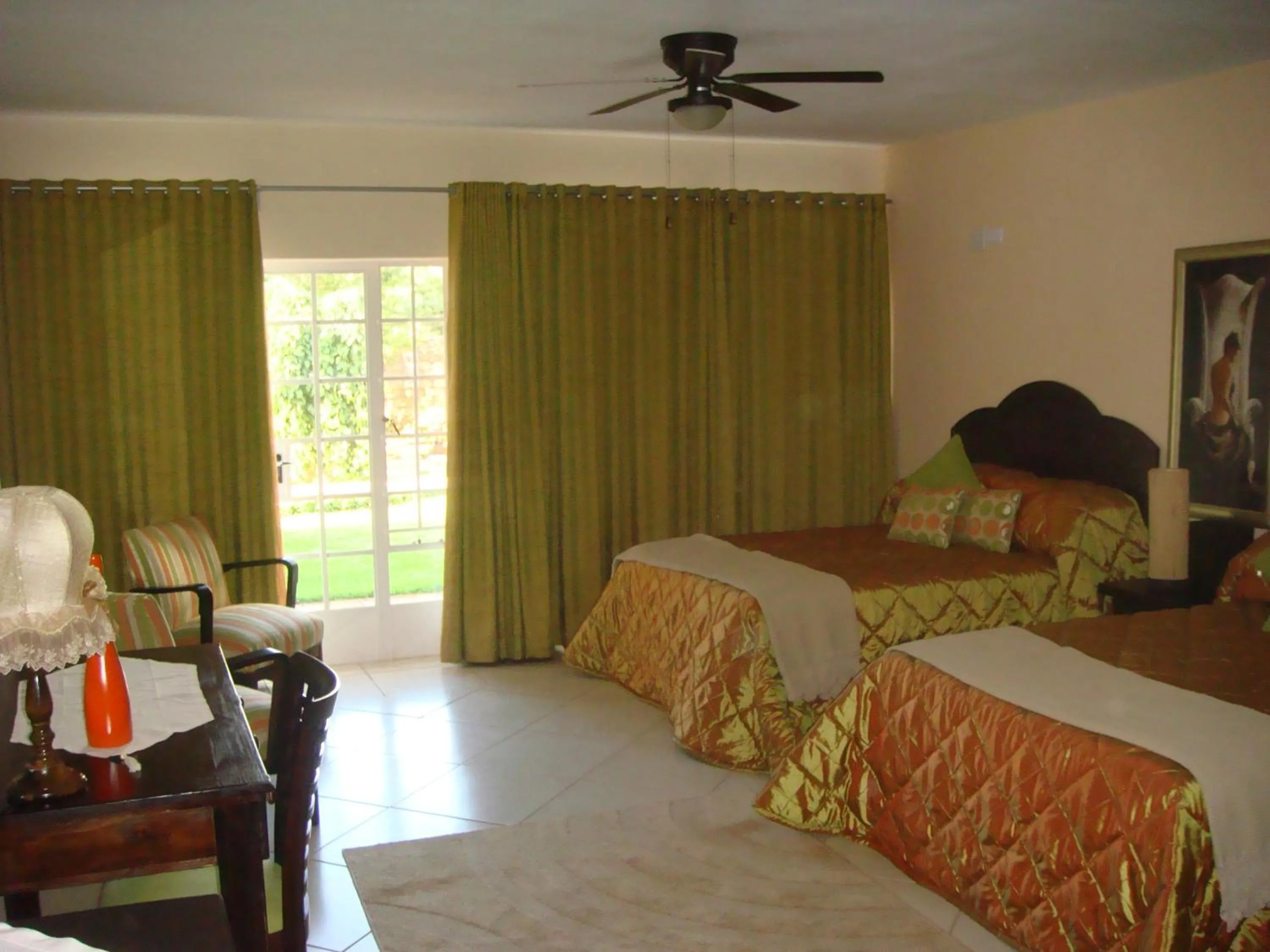 Bed in Heatherdale Guesthouse & Shuttle Services